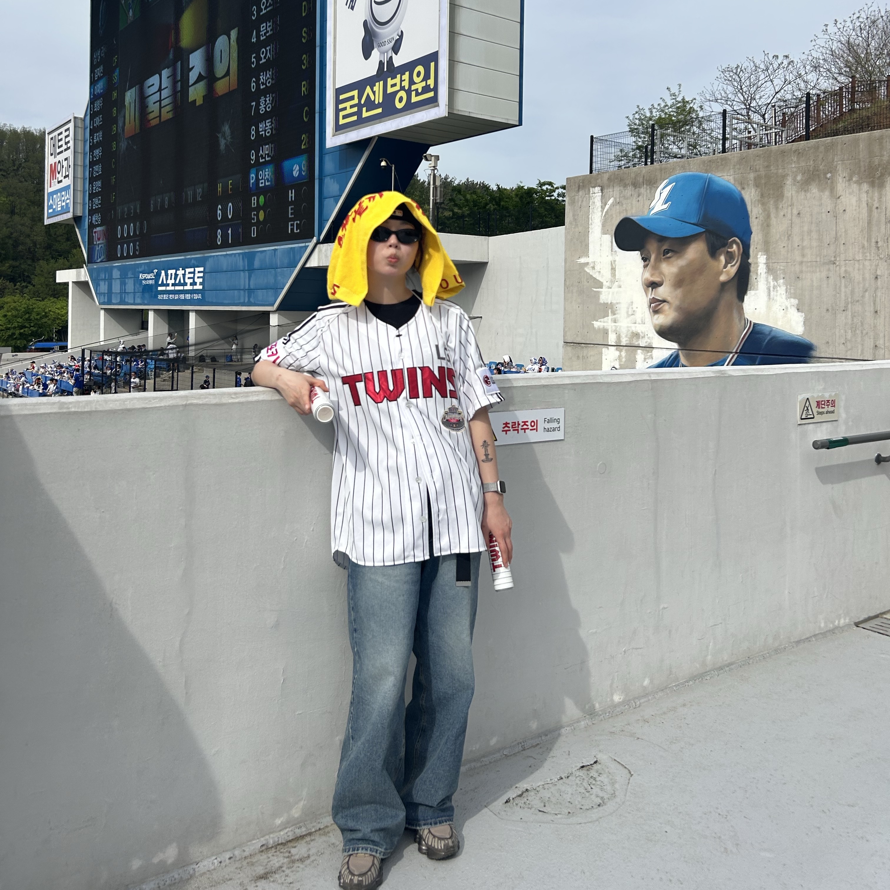 Arc'teryx Heliad 10 Backpack Black, Thisisneverthat x New Era x MLB New York Yankees 59Fifty Classic Navy 착용 스타일 - 5