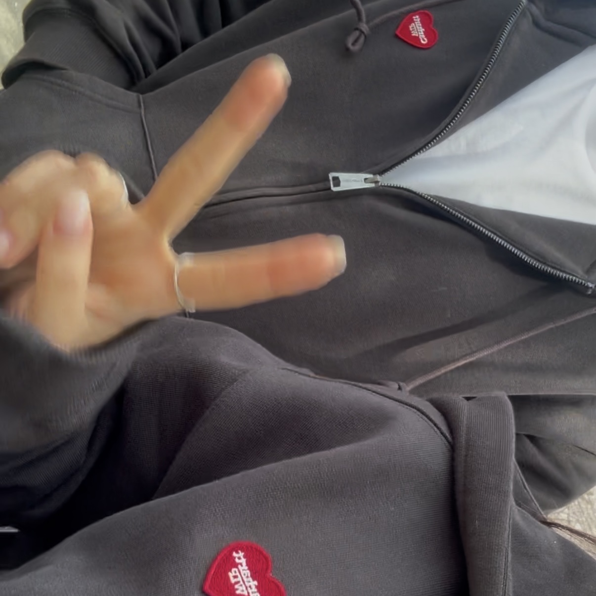 Carhartt WIP Hooded Heart II Hartt Sweat Jacket Black 착용 스타일 - 2
