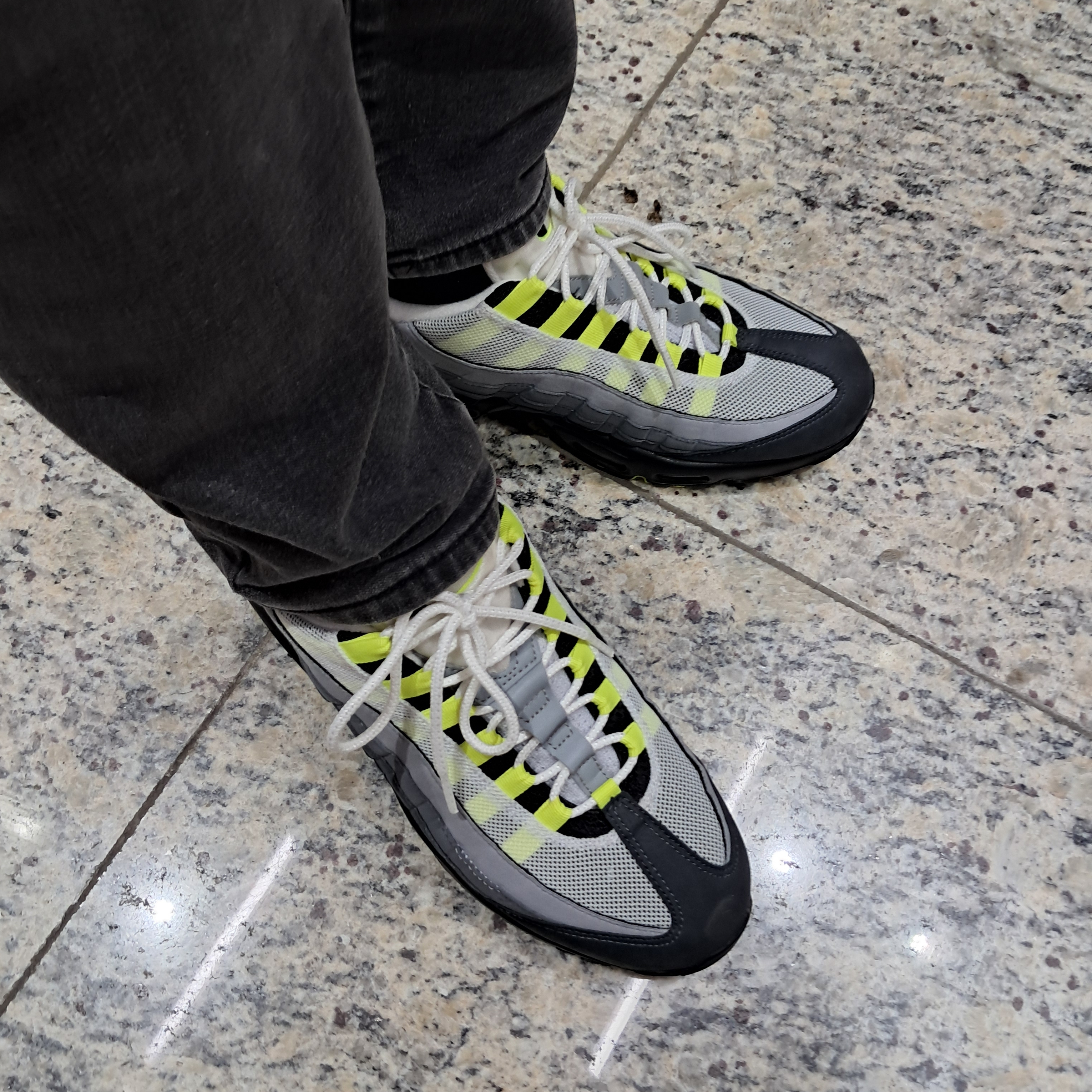 Nike Air Max 95 OG Neon Yellow 2020 착용 스타일 - 2