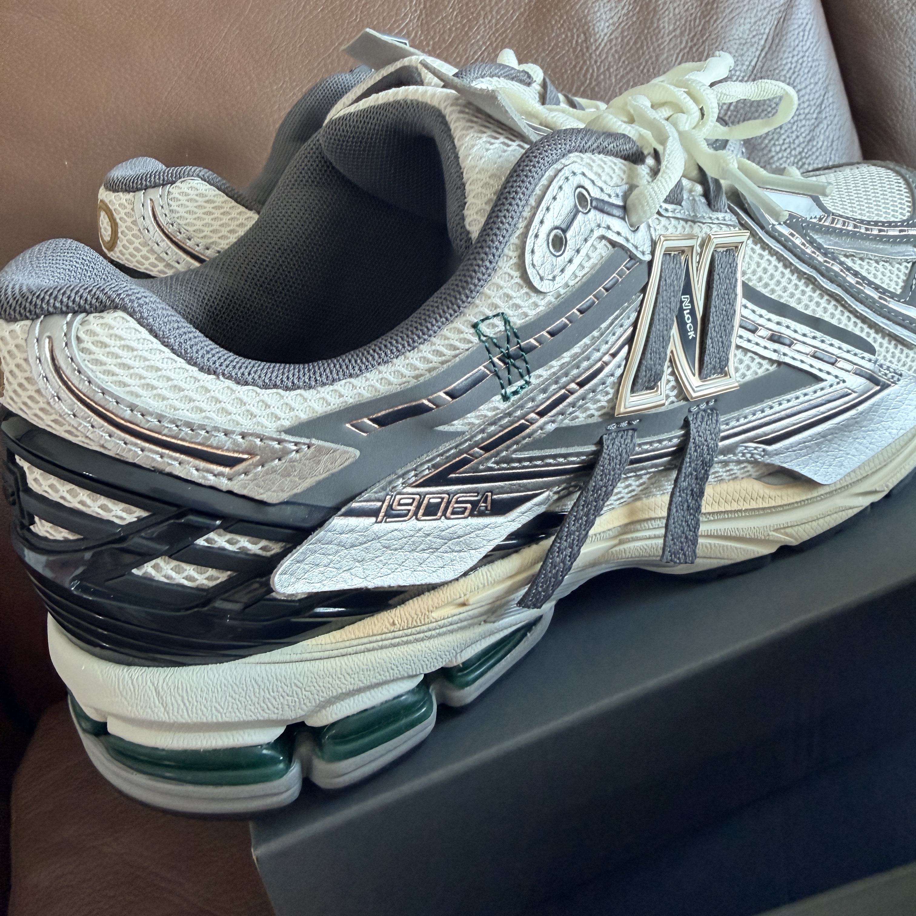 New Balance 1906A Silver Metallic Castlerock 착용 스타일 - 3
