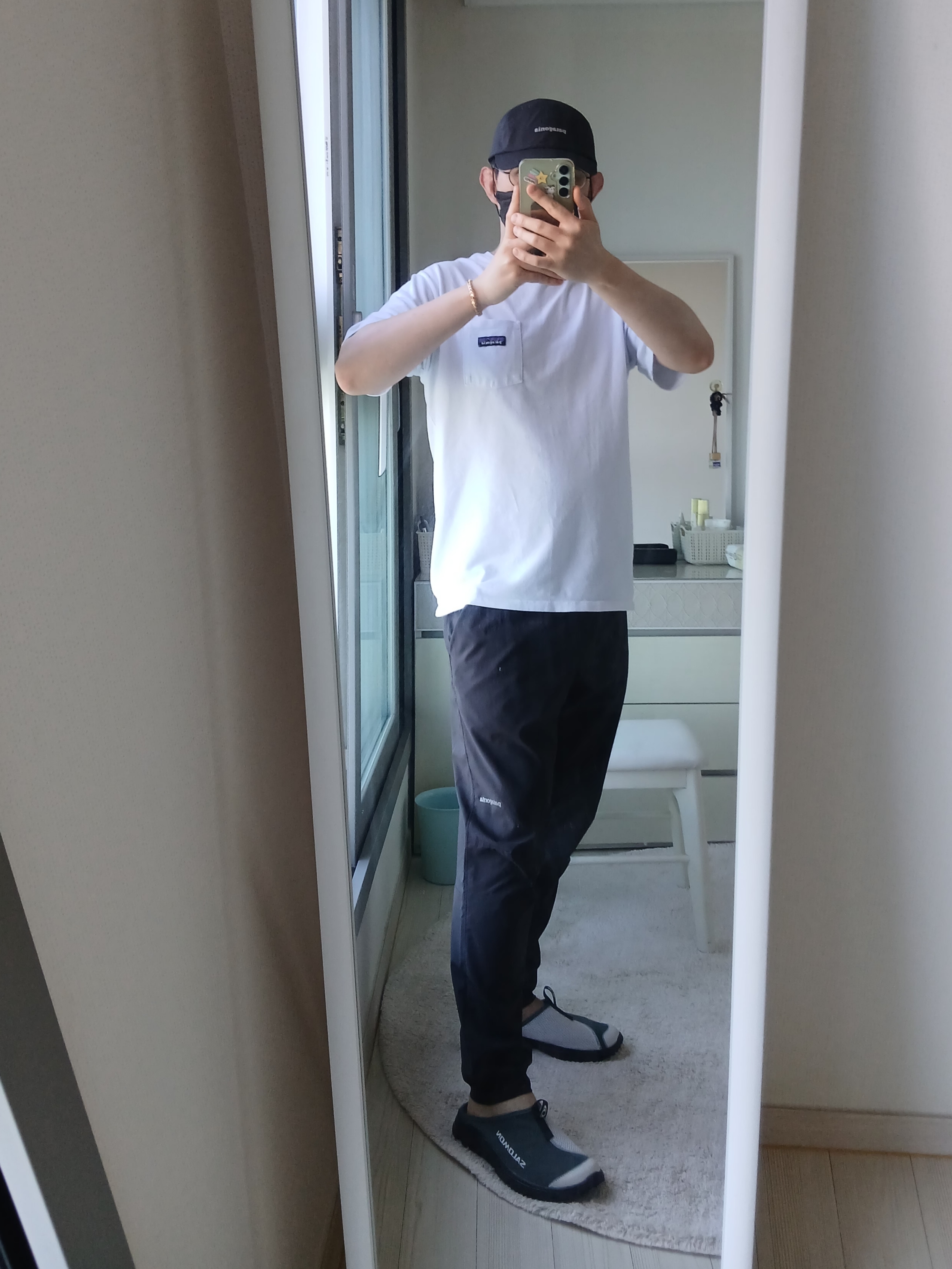 Patagonia Daily Pocket Short Sleeve T-Shirt Birch White, Patagonia Terrebonne Joggers Black 착용 스타일 - 3