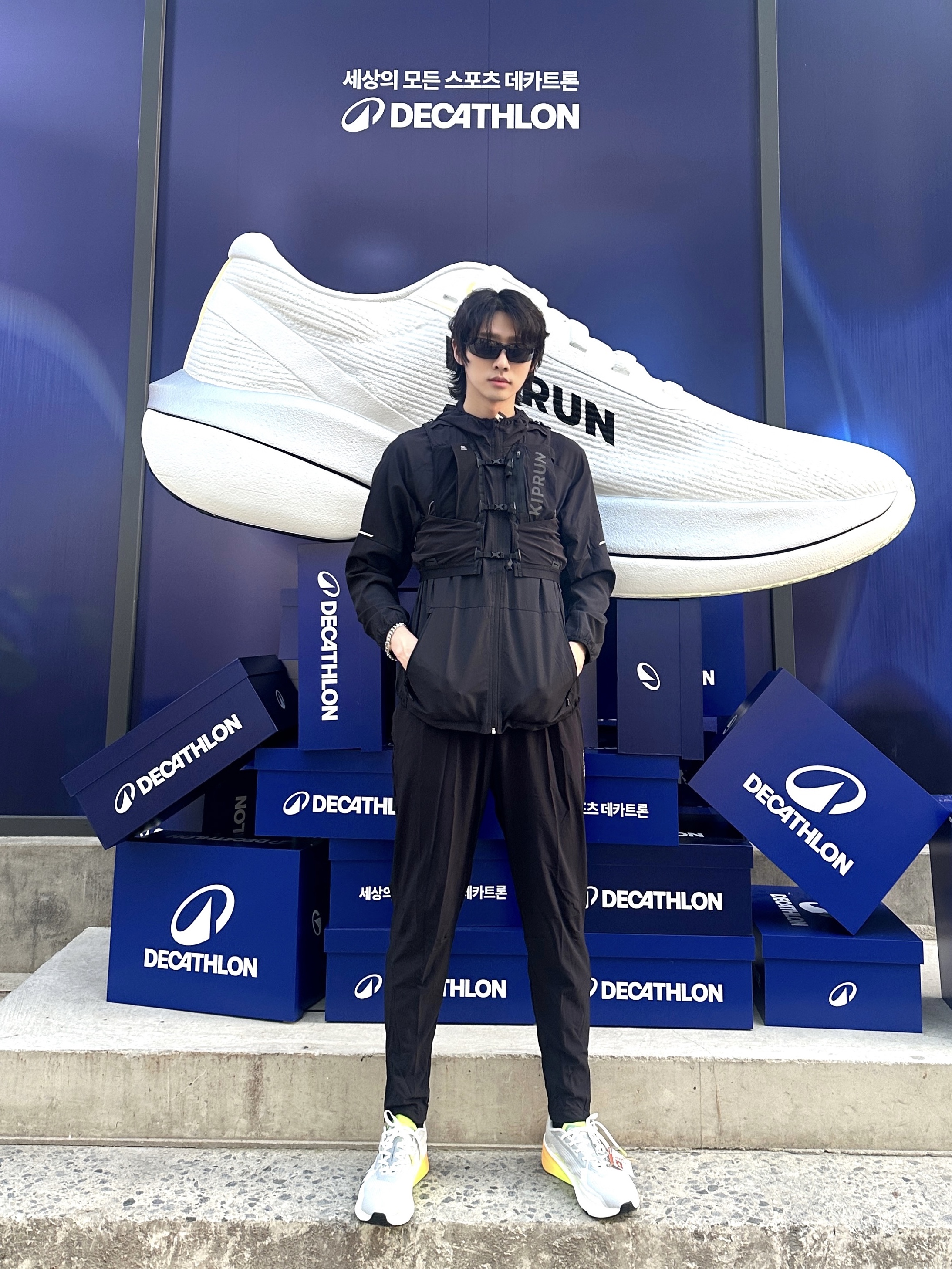 DECATHLON Adult Sports Sunglasses Category 3 MH500 Smoked Black, DECATHLON Men's Running Shoes Kiprun Kipcore Premium Silver Grey 착용 스타일 - 3