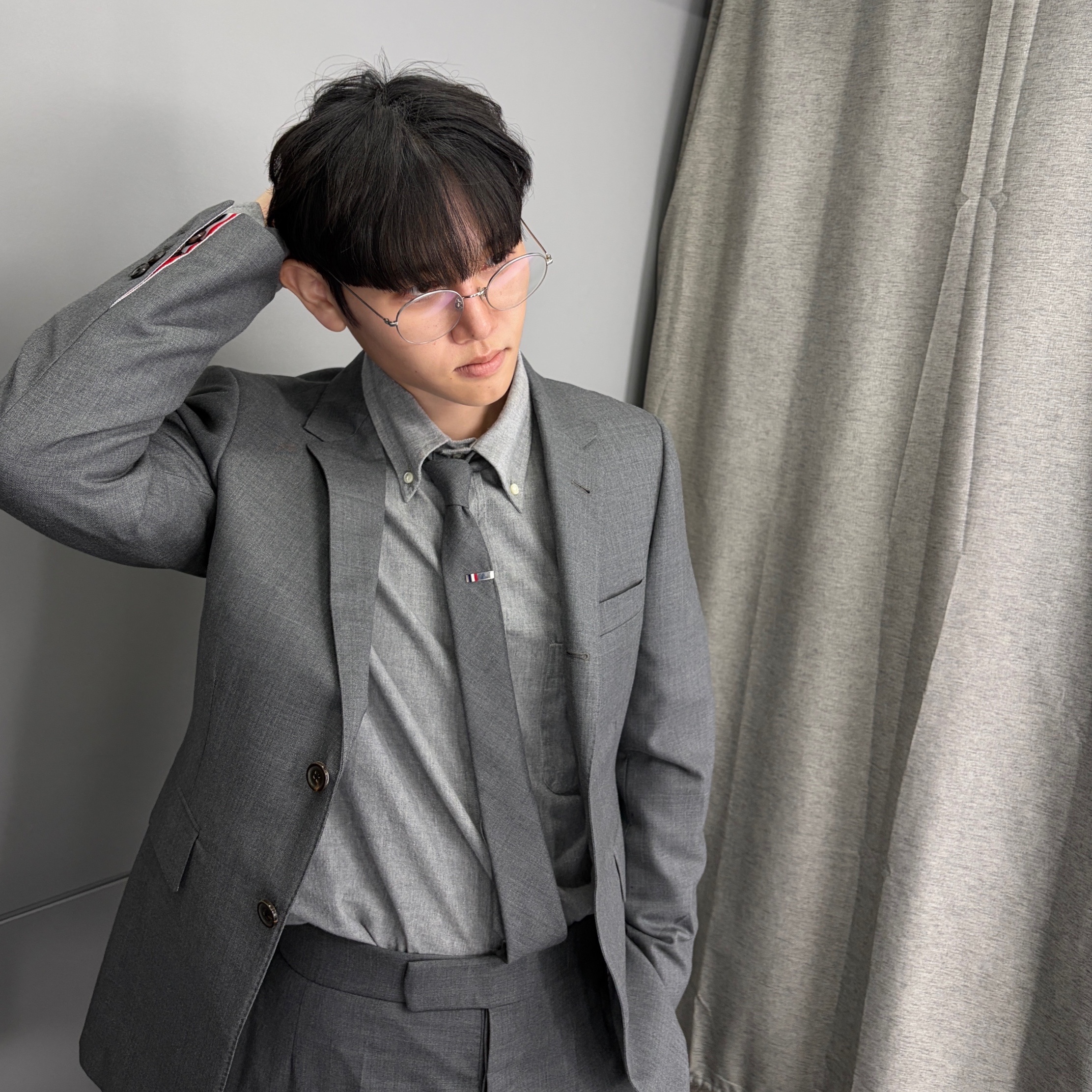 Thom Browne Super 120S Wool Twill Classic Suit Medium Grey, Thom Browne Chambray Printed 4-Bar Nametag Straight Fit Shirt Medium Grey 착용 스타일 - 3