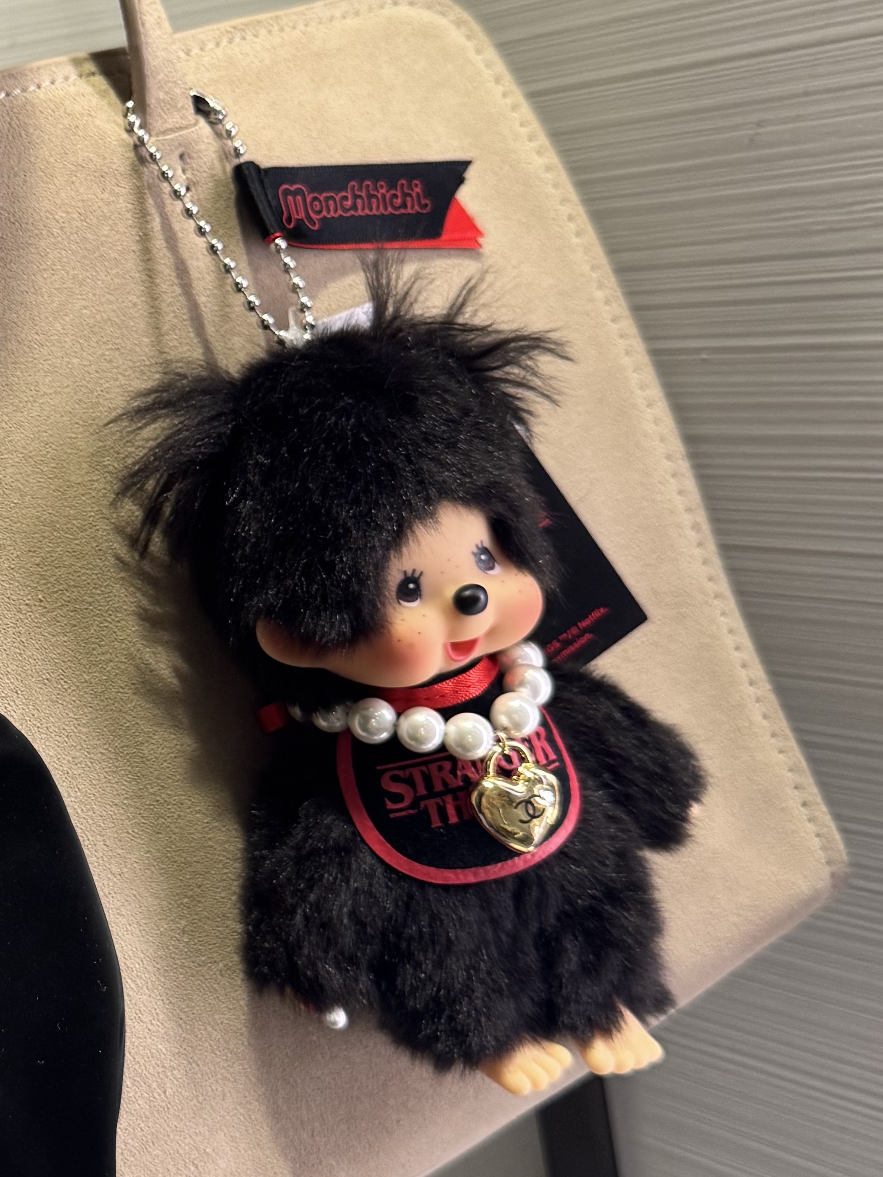 Monchhichi x Strange Things Key Chain Black Red 착용 스타일 - 2