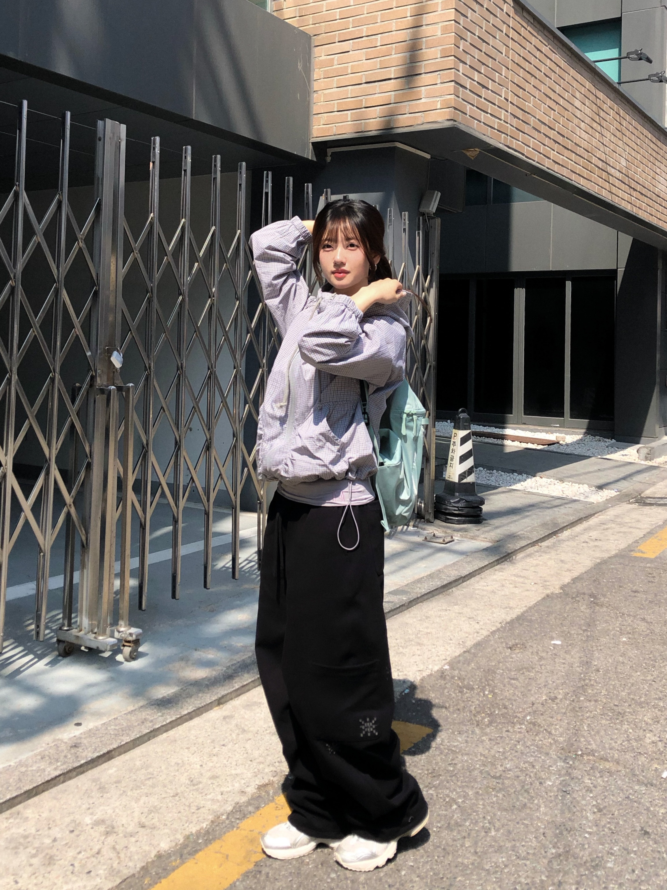 (W) Asics x Snidel Gel-1090 V2 Silver, Arc'teryx Heliad 15 Backpack Stone Green 착용 스타일 - 1