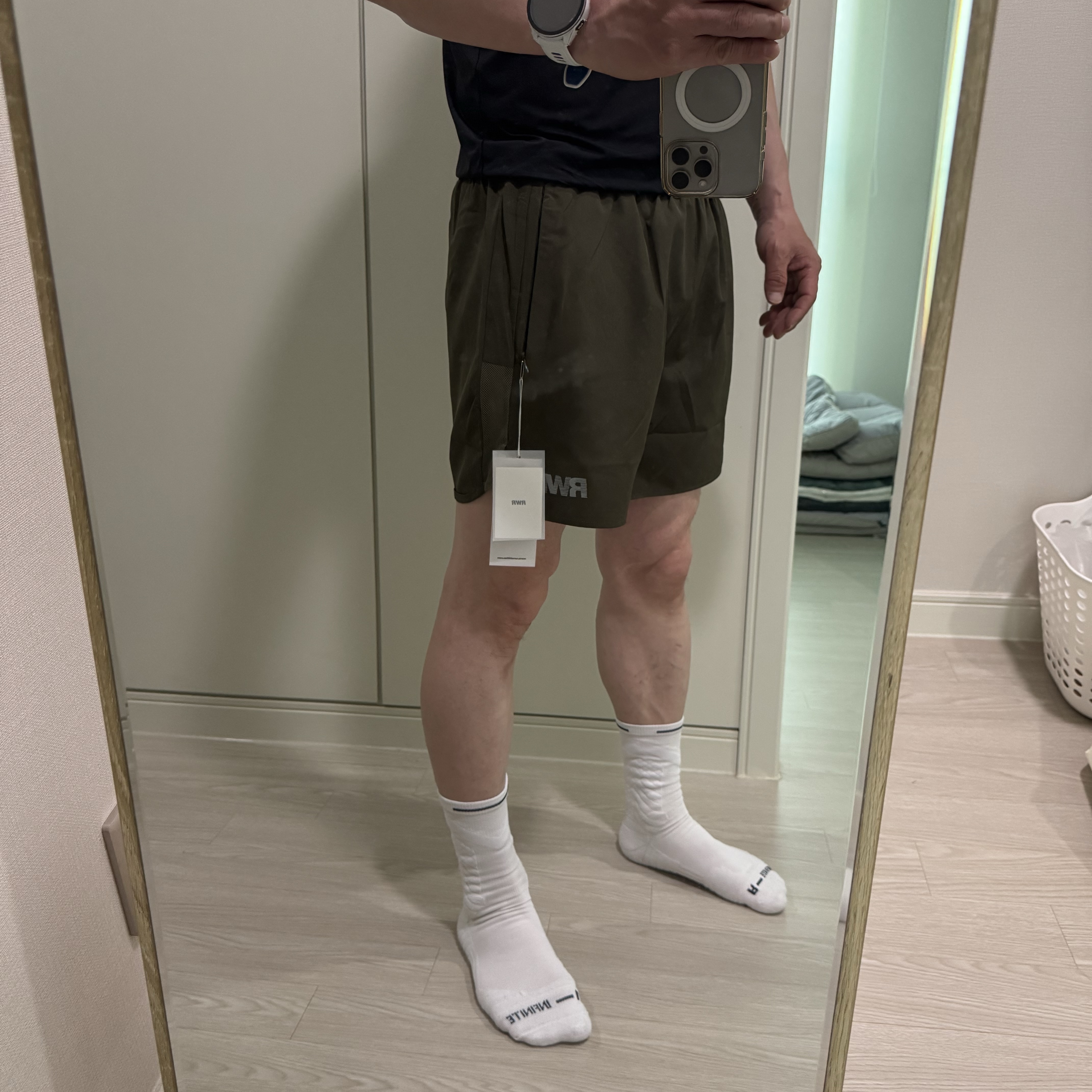 [KREAM 단독] runwhither 5inch Shorts Khaki 착용 스타일 - 3