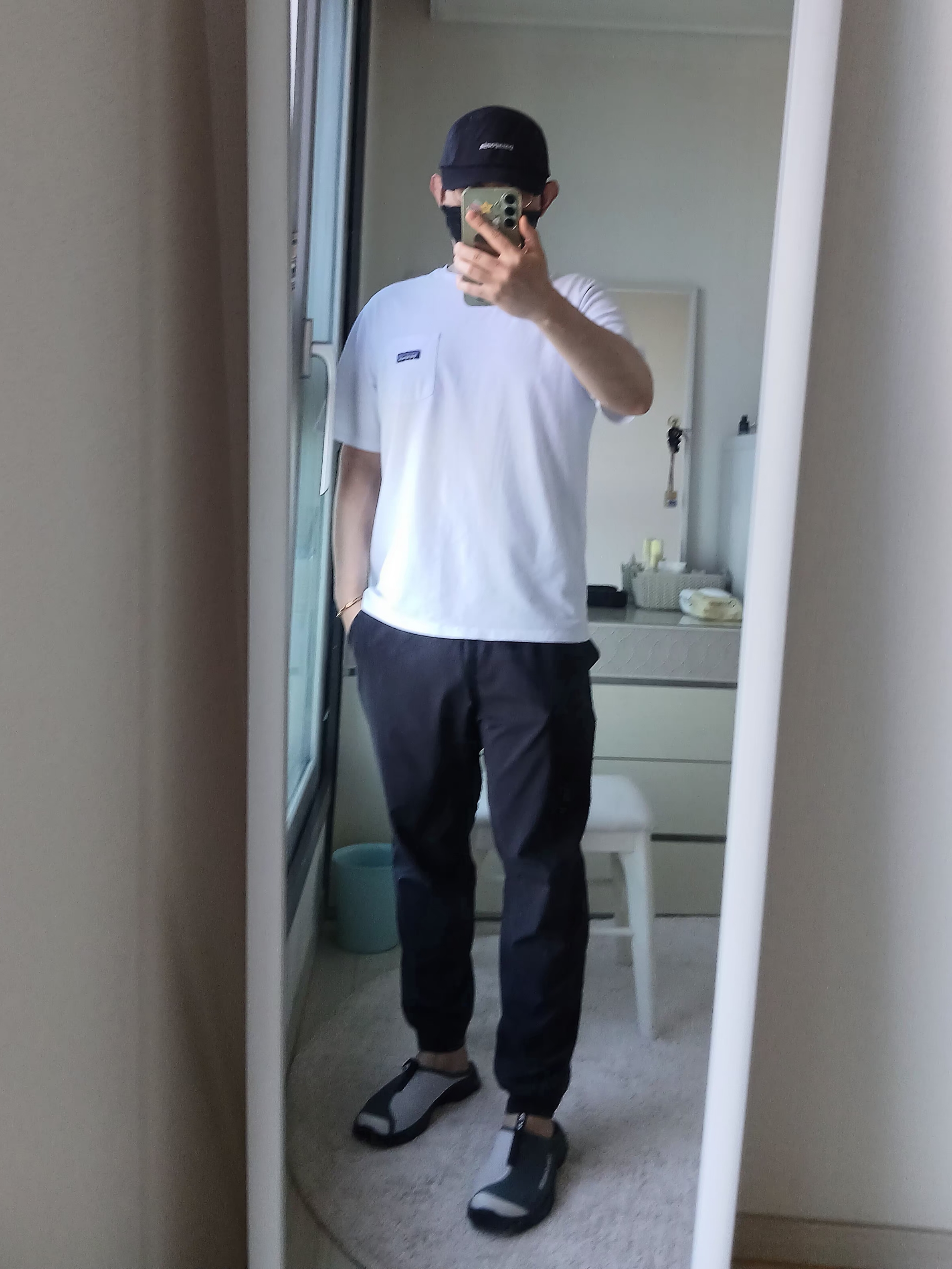 Patagonia Daily Pocket Short Sleeve T-Shirt Birch White, Patagonia Terrebonne Joggers Black 착용 스타일 - 8