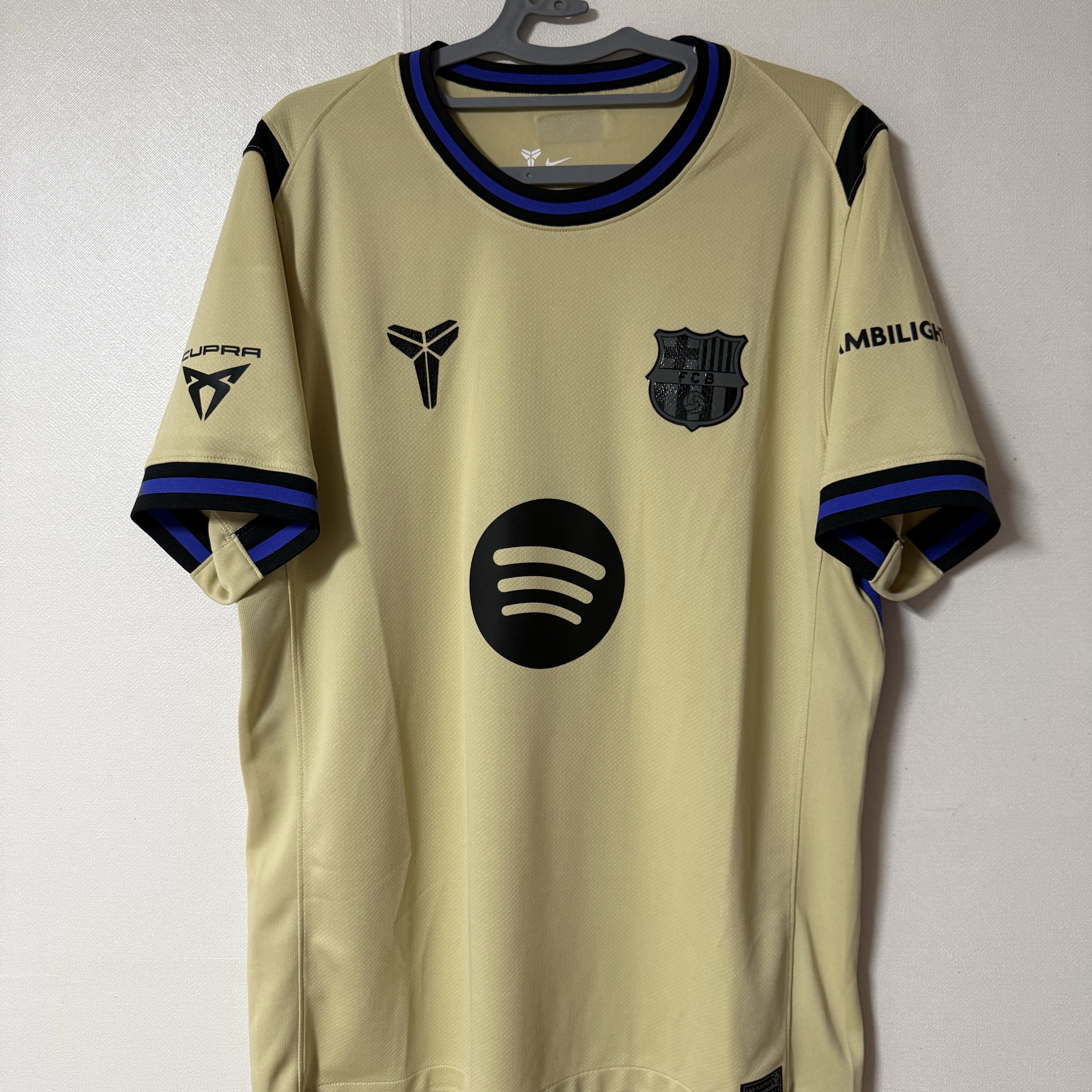 Nike FC Barcelona 2025/26 Stadium Away Dri-Fit Replica Jersey Team Gold Persian Violet Black (Non Marking Ver.) 착용 스타일 - 1