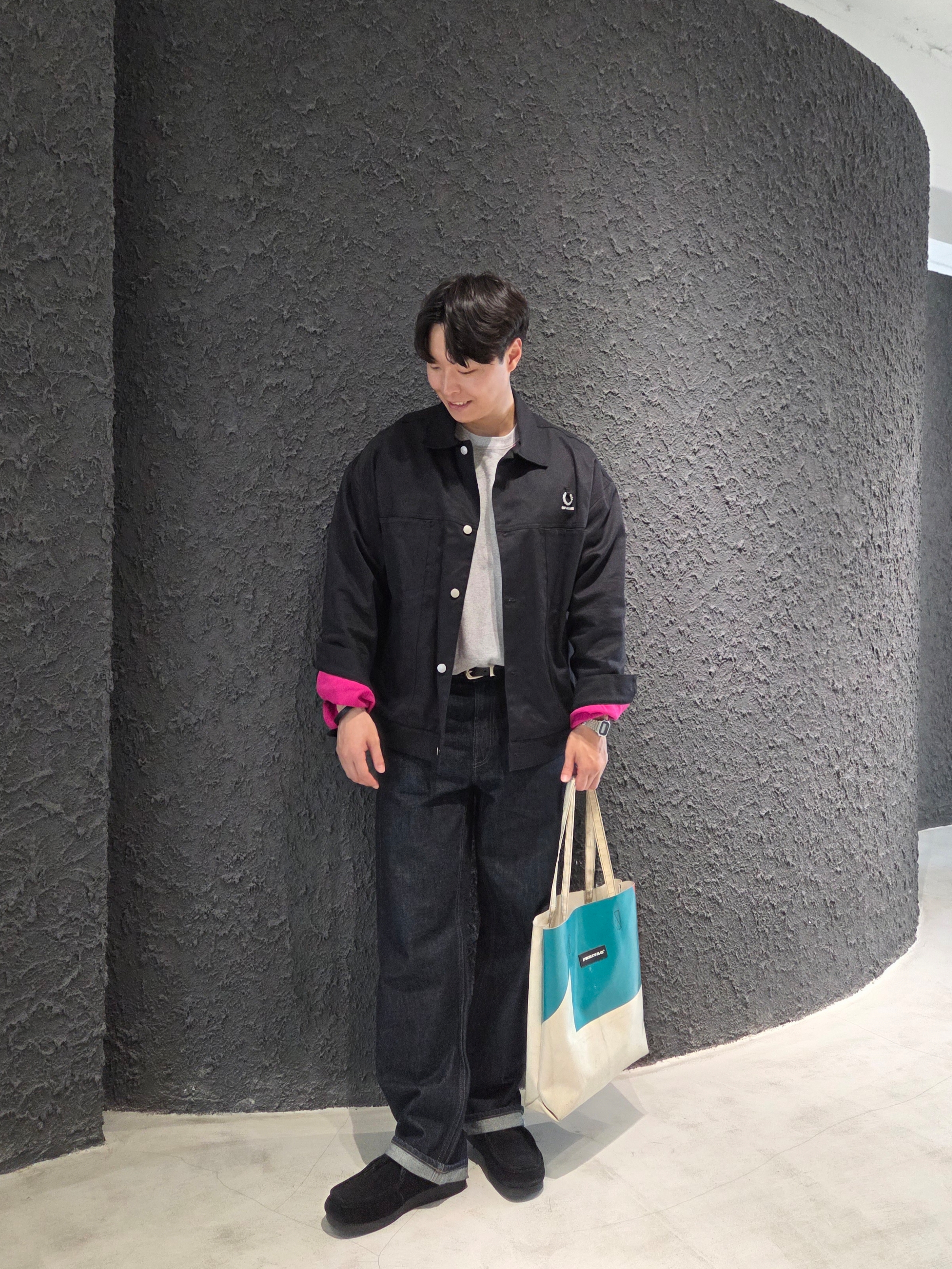 Uniqlo x JW Anderson Bi-Color T-Shirt Grey, Uniqlo x JW Anderson Selvedge Straight Jeans Navy 착용 스타일 - 1