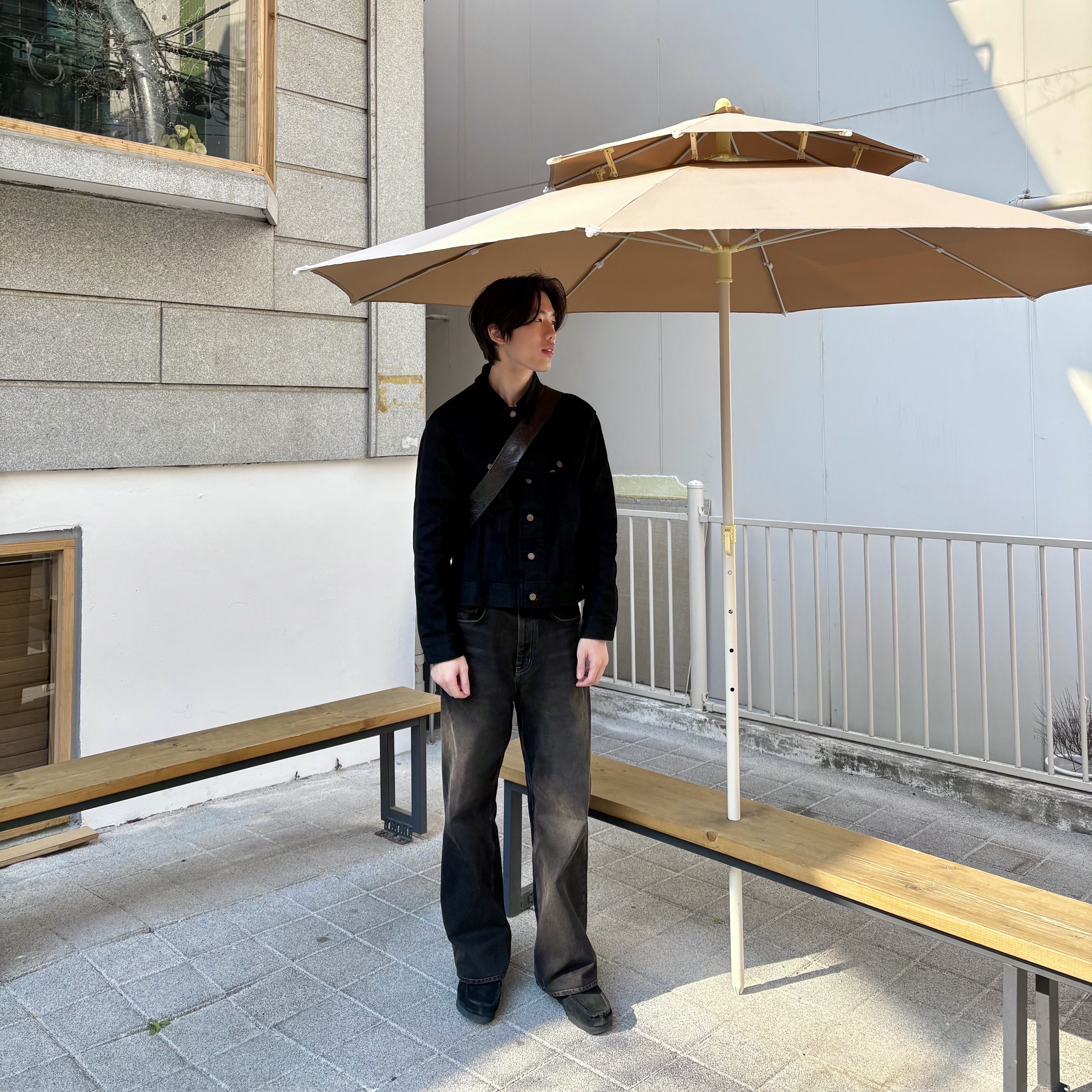 Lemaire Small Croissant Bag Coated Cotton Black, Clarks Wallabee Gtx Suede Black 착용 스타일 - 1