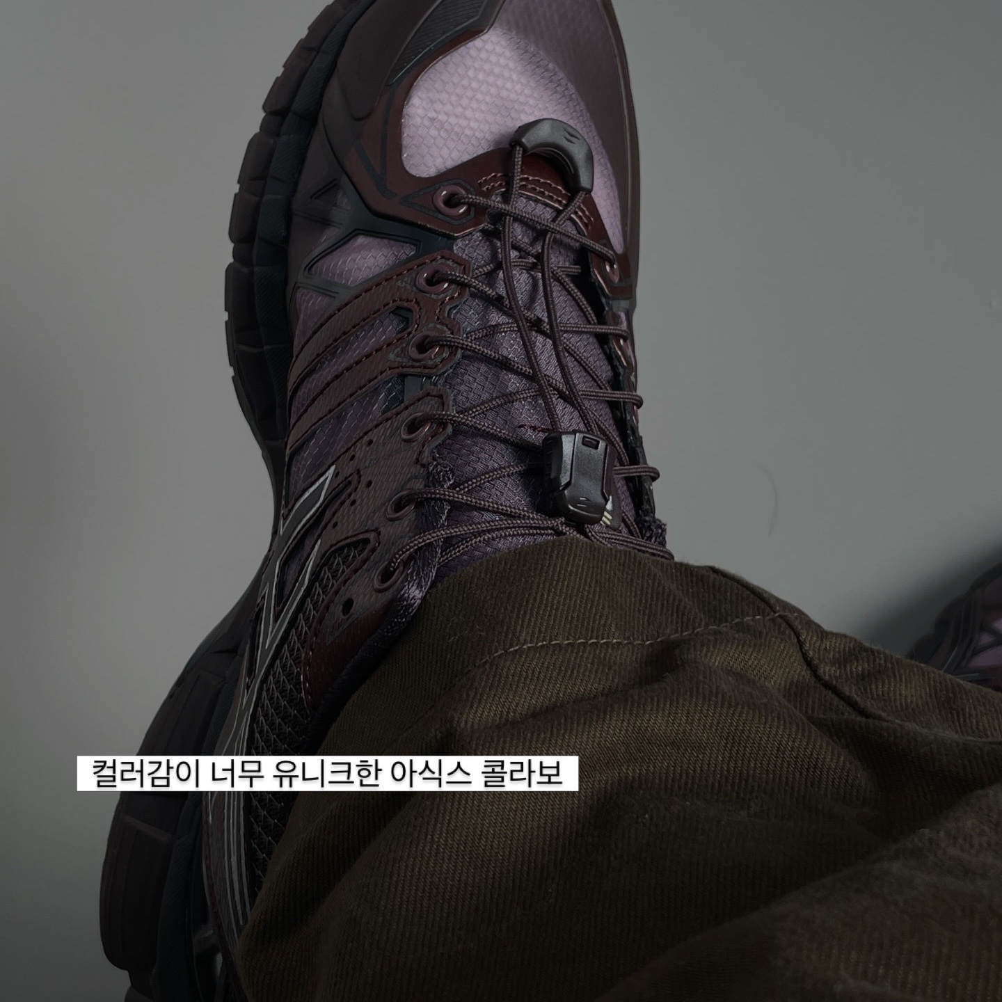 Asics x Unaffected Gel-Kayano 20 Dark Cherry Black 착용 스타일 - 2
