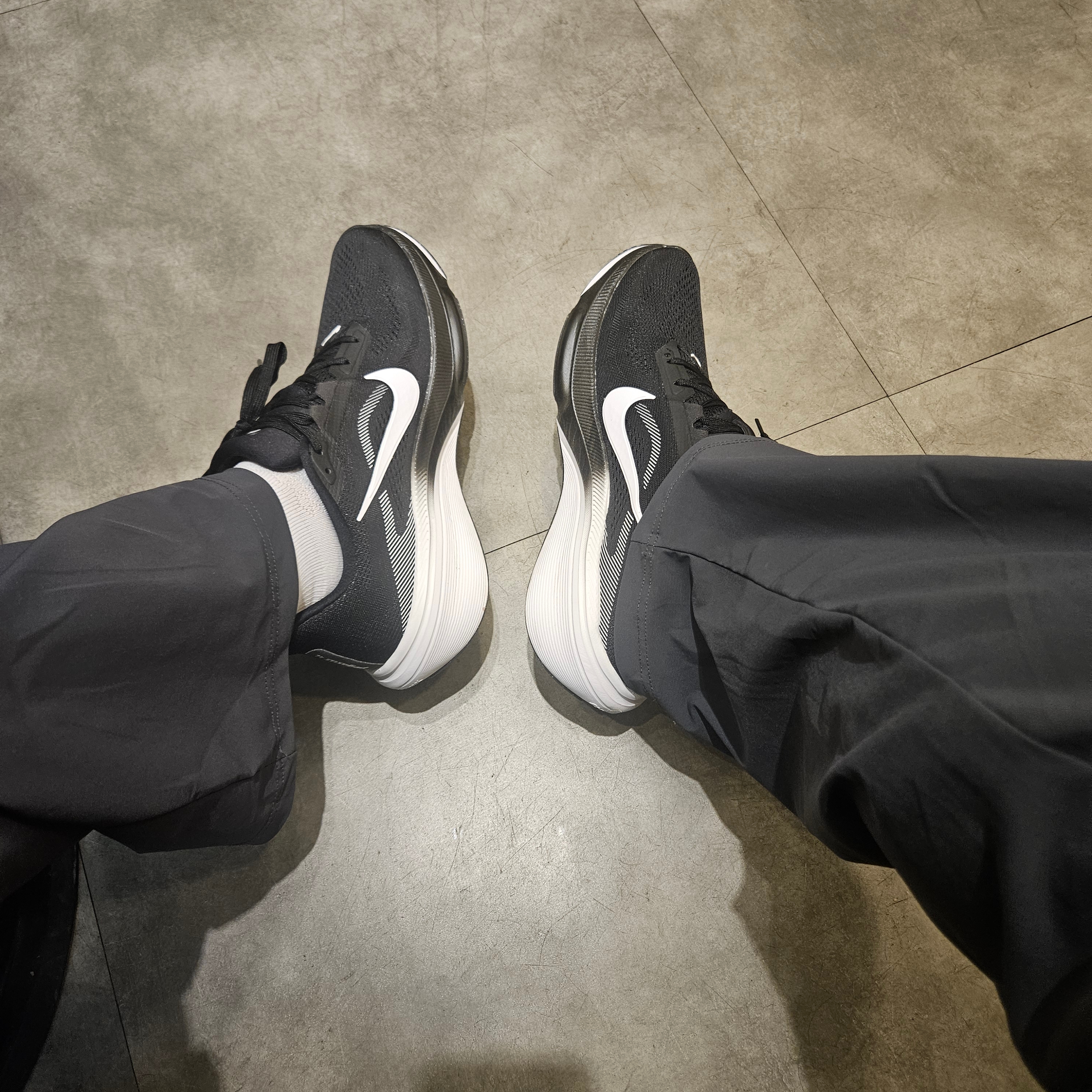Nike Air Zoom Pegasus 42 Black Photon Dust 착용 스타일