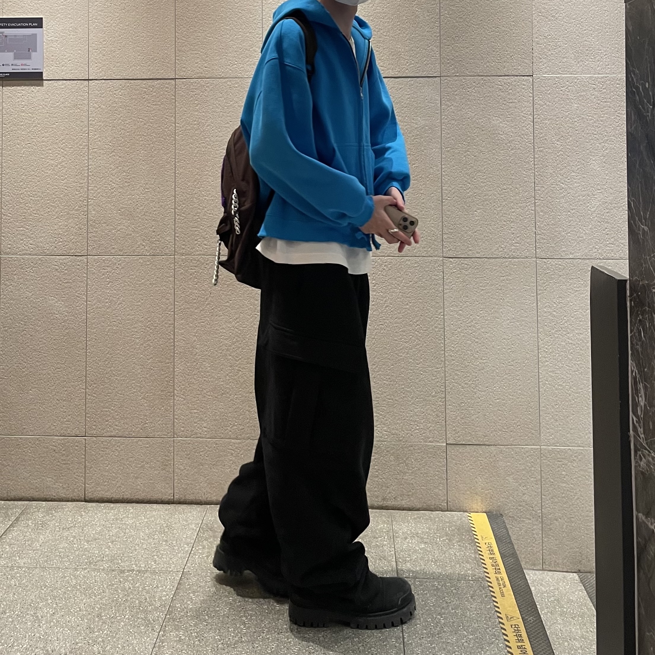 STU Hoodie Zip-Up In Blue 착용 스타일 - 2