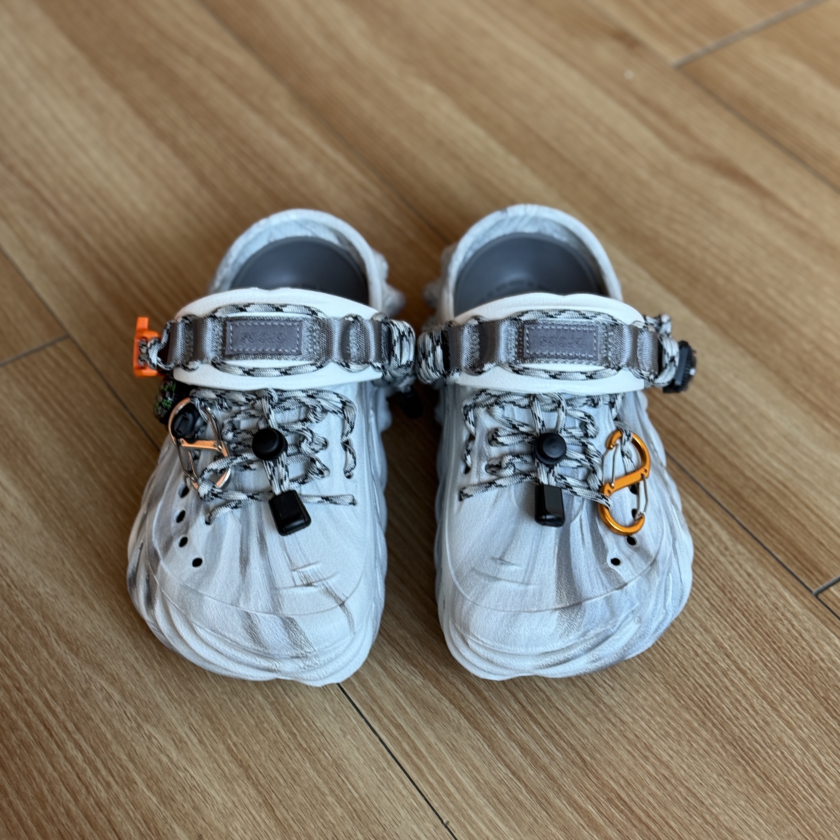 Crocs Echo Marbled Clog Moonlight Multi 착용 스타일 - 3