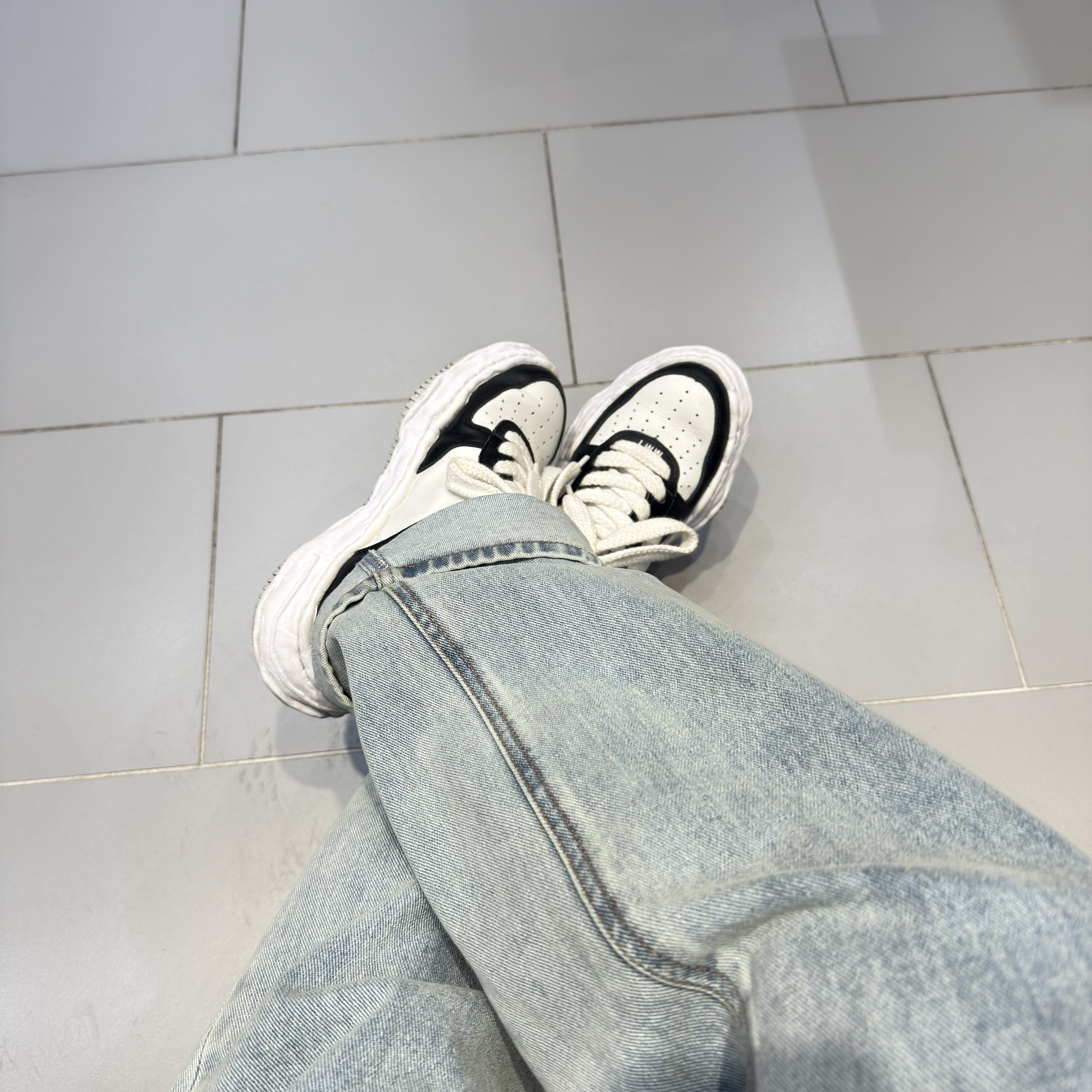 Maison Mihara Yasuhiro Wayne OG Sole Leather Low-top Sneakers Black White 착용 스타일 - 3