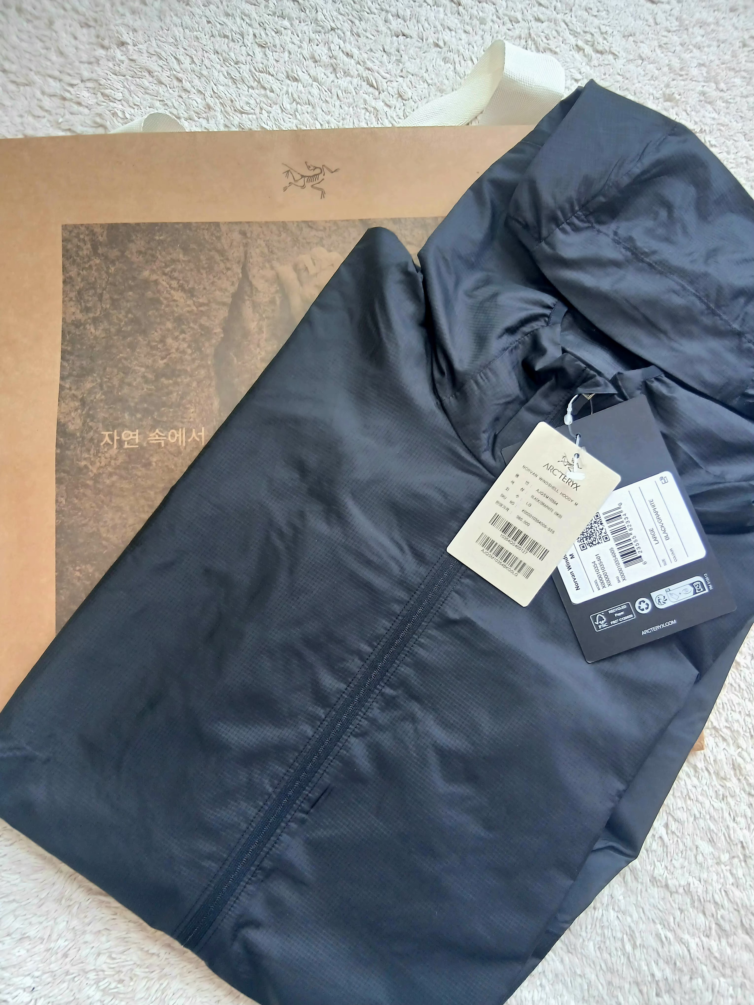 Arc'teryx Norvan Windshell Hoody Black Graphite, Arc'teryx Norvan Windshell Hoody Black Graphite 착용 스타일 - 2