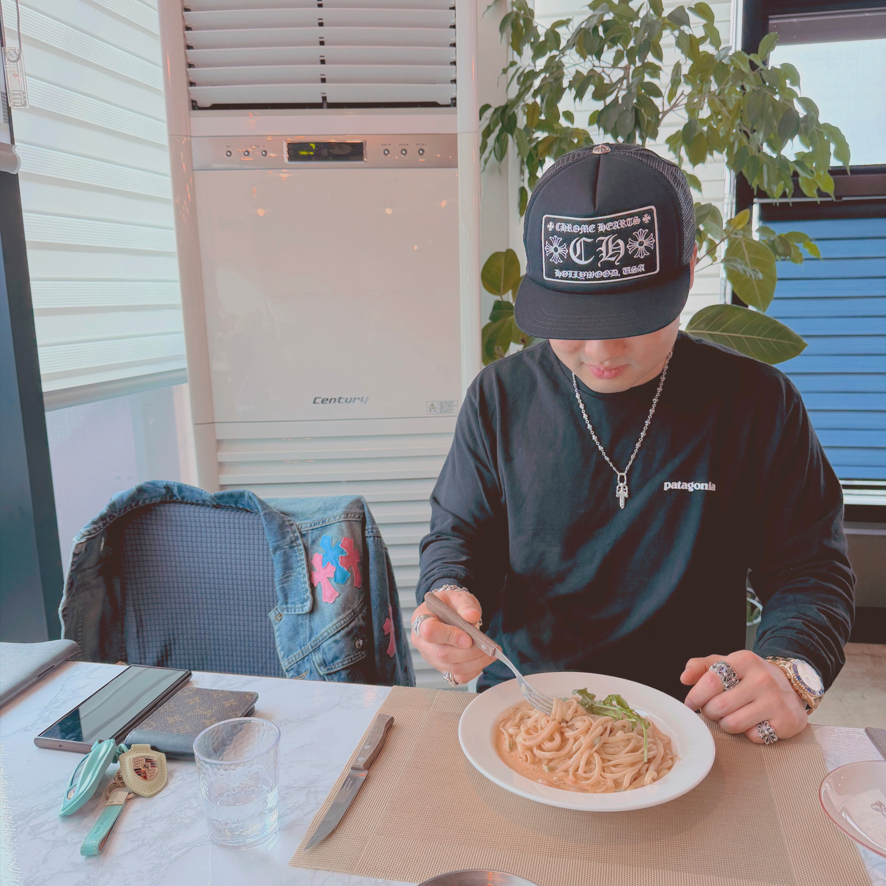 Chrome Hearts CH Hollywood Trucker Hat Black, Patagonia P-6 Logo Responsibili-Tee L/S Black 착용 스타일