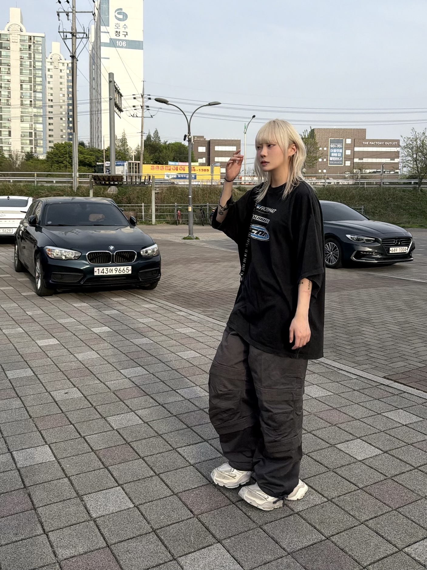 Farfromwhat Far Washed Logo T-Shirt Black, Farfromwhat Far Layered Work Pants Charcoal 착용 스타일 - 4
