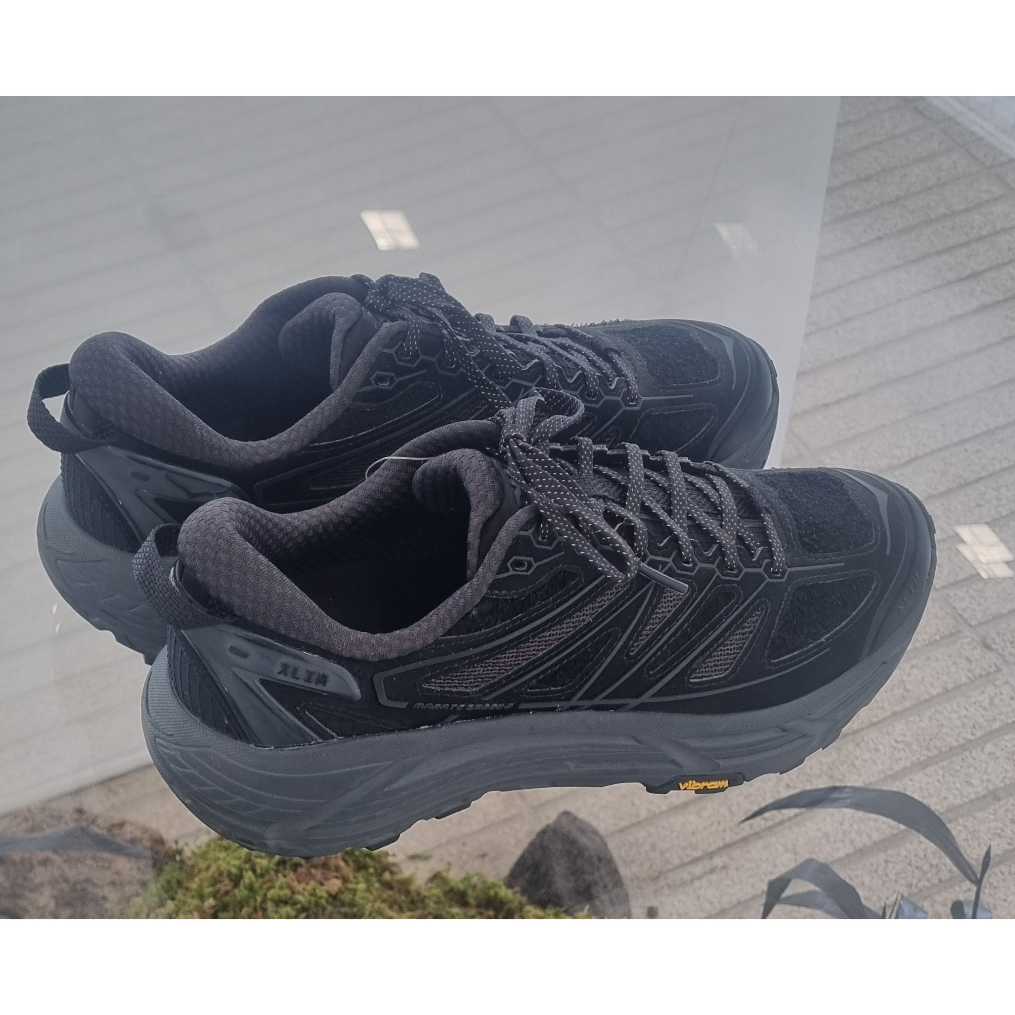 Hoka x Xlim Mafate Speed 2 TS Black Charcoal, Hoka x Xlim Mafate Speed 2 TS Cobalt Blue 착용 스타일 - 1