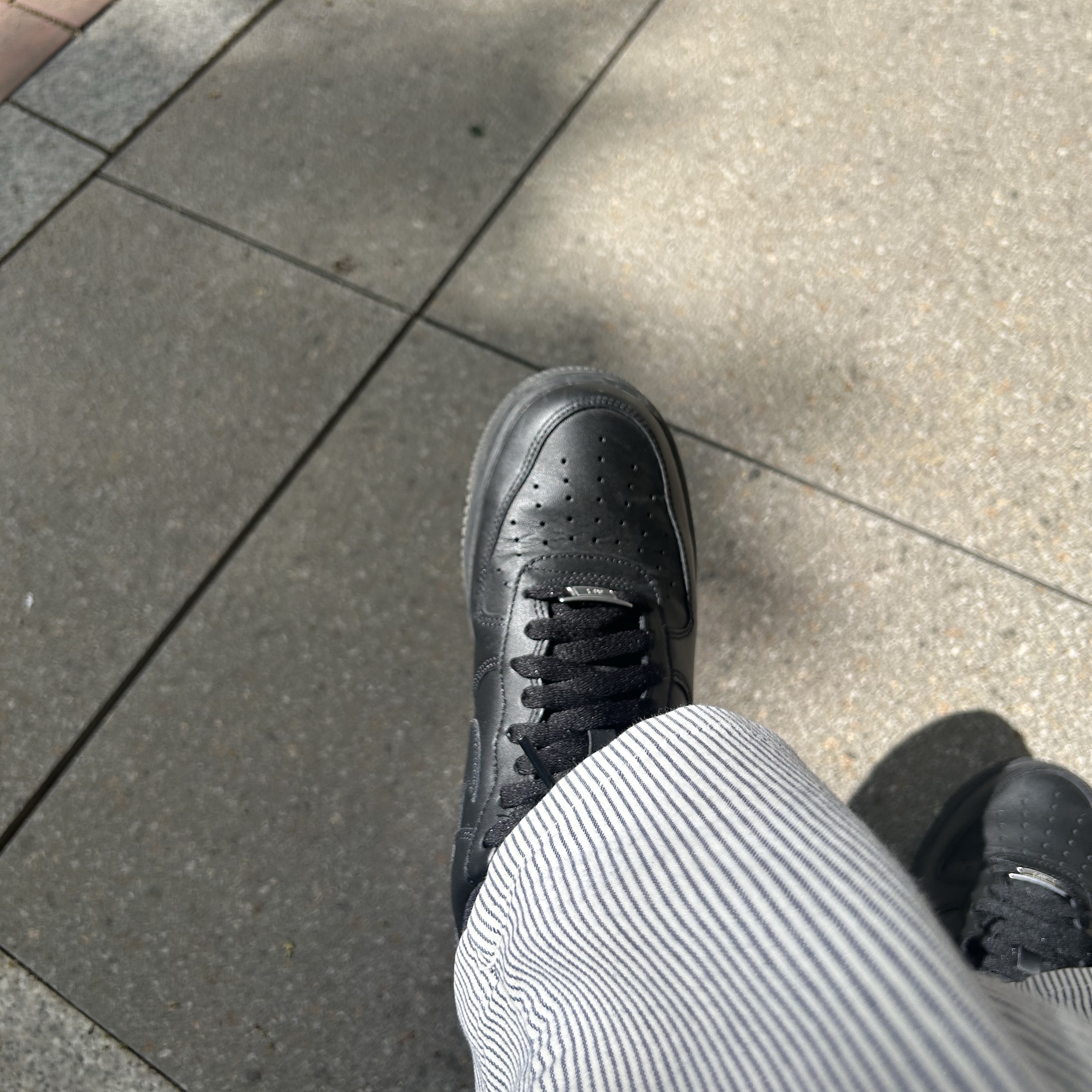 Nike Air Force 1 '07 Low Triple Black 착용 스타일
