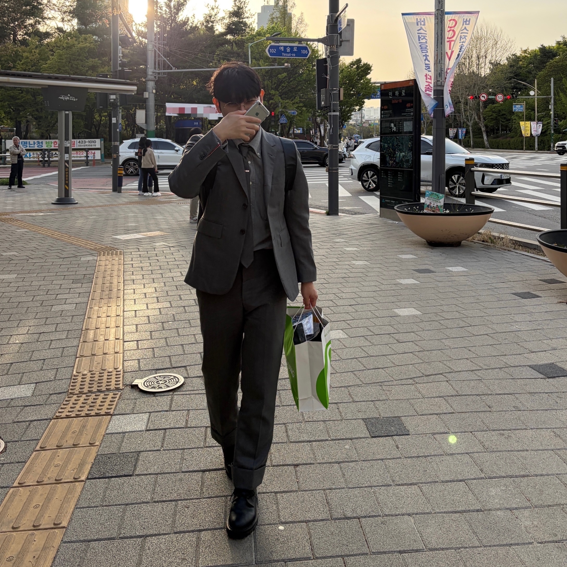 Thom Browne Super 120S Wool Twill Classic Suit Medium Grey, Thom Browne Chambray Printed 4-Bar Nametag Straight Fit Shirt Medium Grey 착용 스타일 - 1