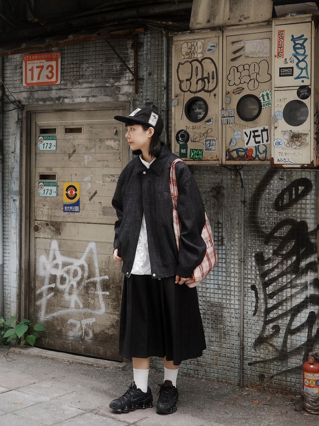 (W) Nike Shox TL Black and Max Orange 착용 스타일 - 2