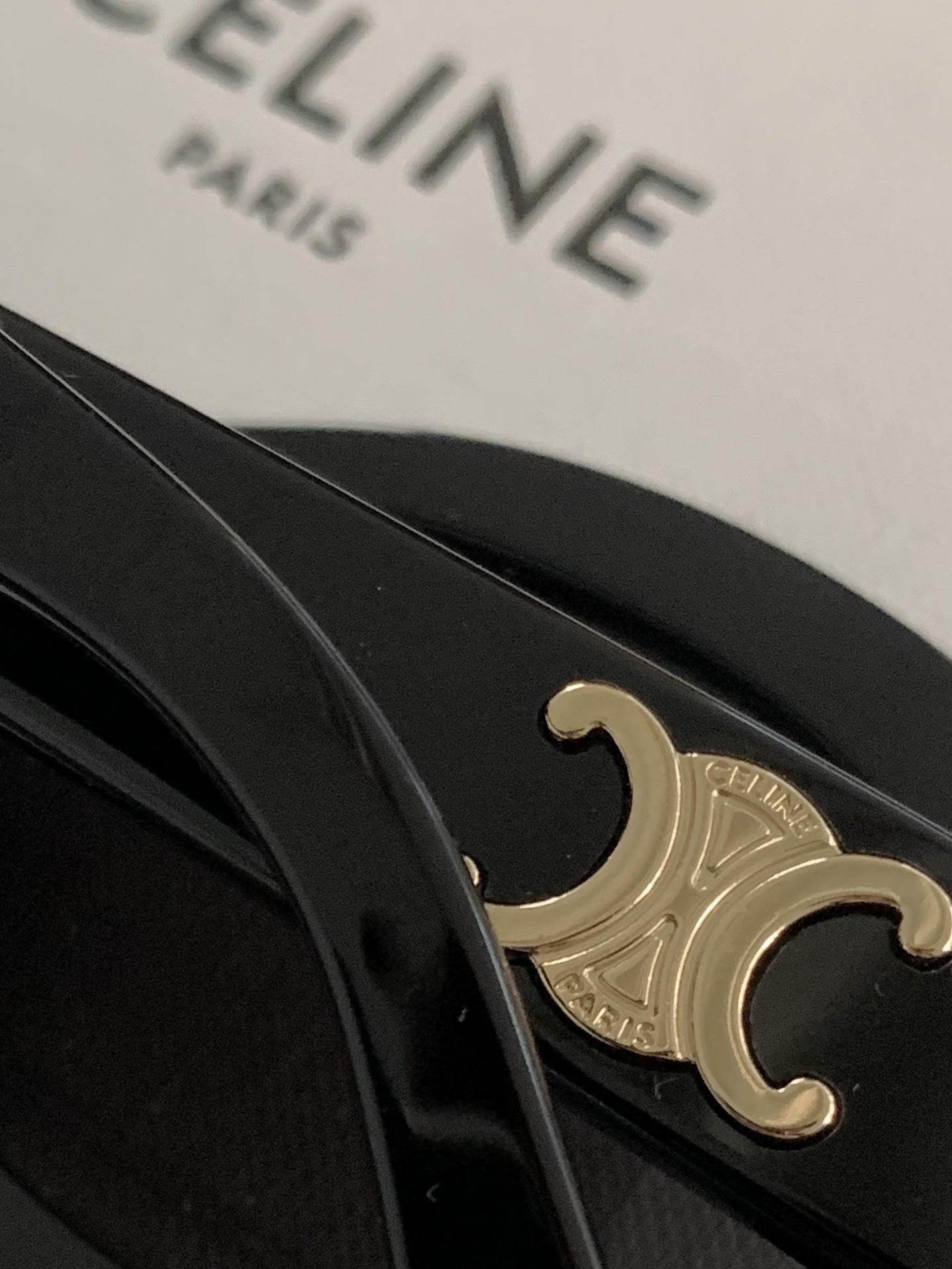 (W) Celine Triomphe 01 Sunglasses in Acetate Black 착용 스타일 - 3