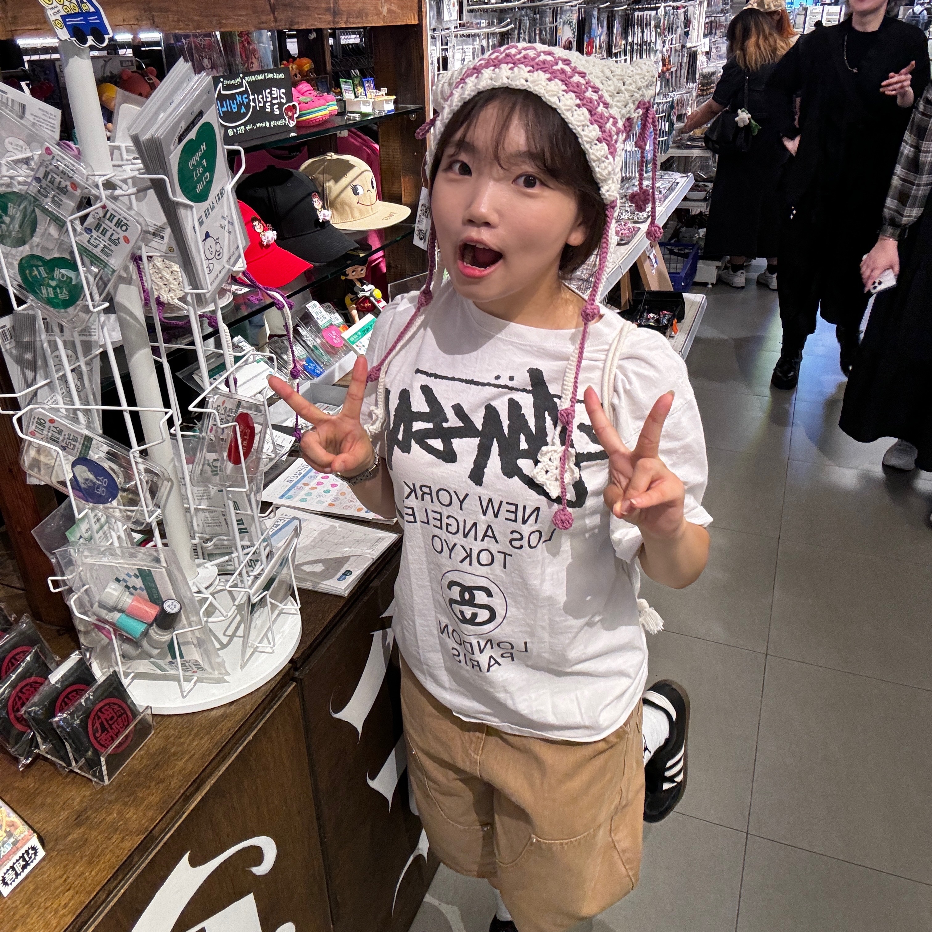 Stussy World Tour T-Shirt White, Adidas Samba OG Black White Gum 착용 스타일 - 2