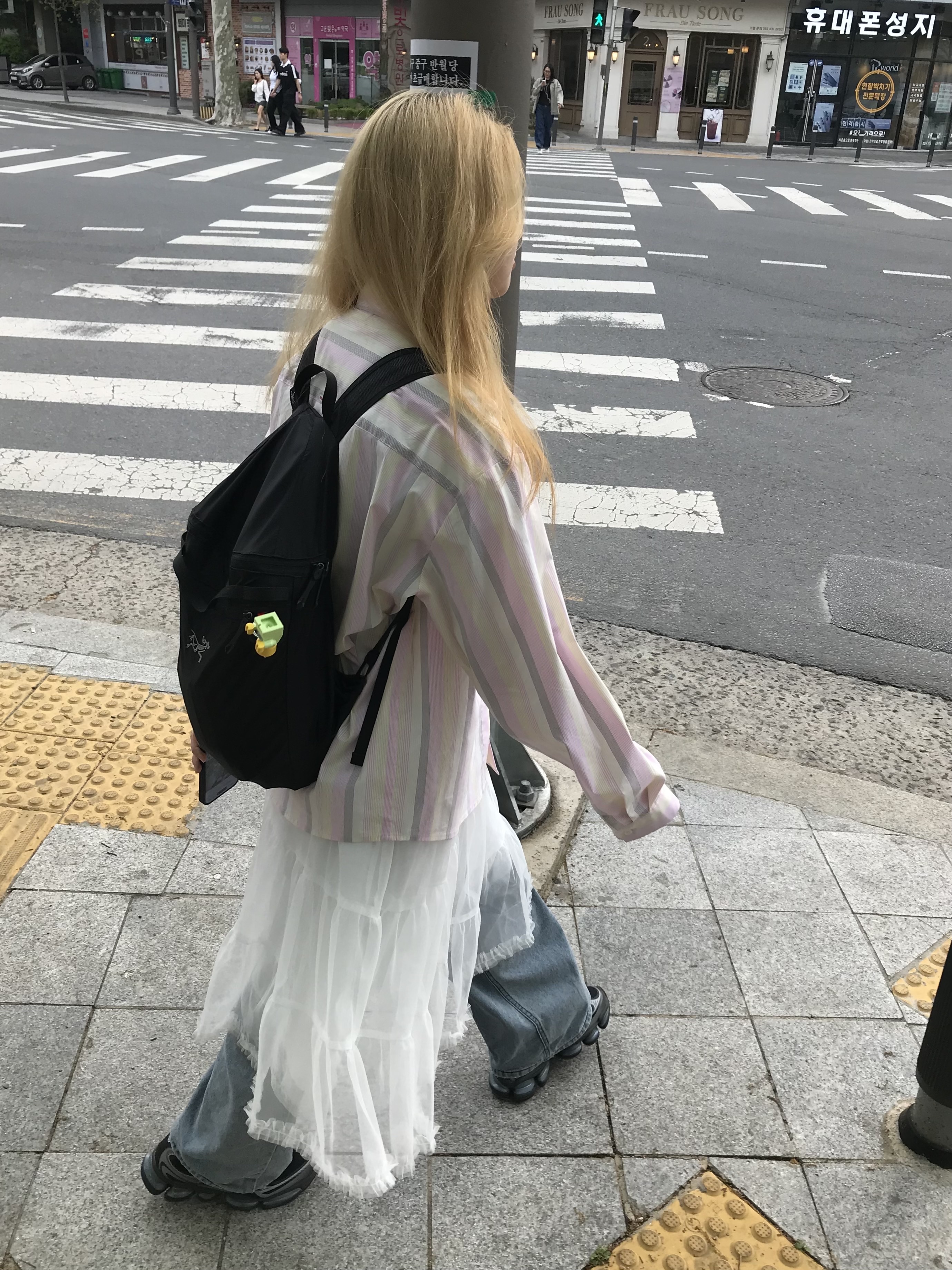 Arc'teryx Heliad 15 Backpack Black, Tamagotchi x Uniqlo UT Original Tamagotchi White 착용 스타일 - 3