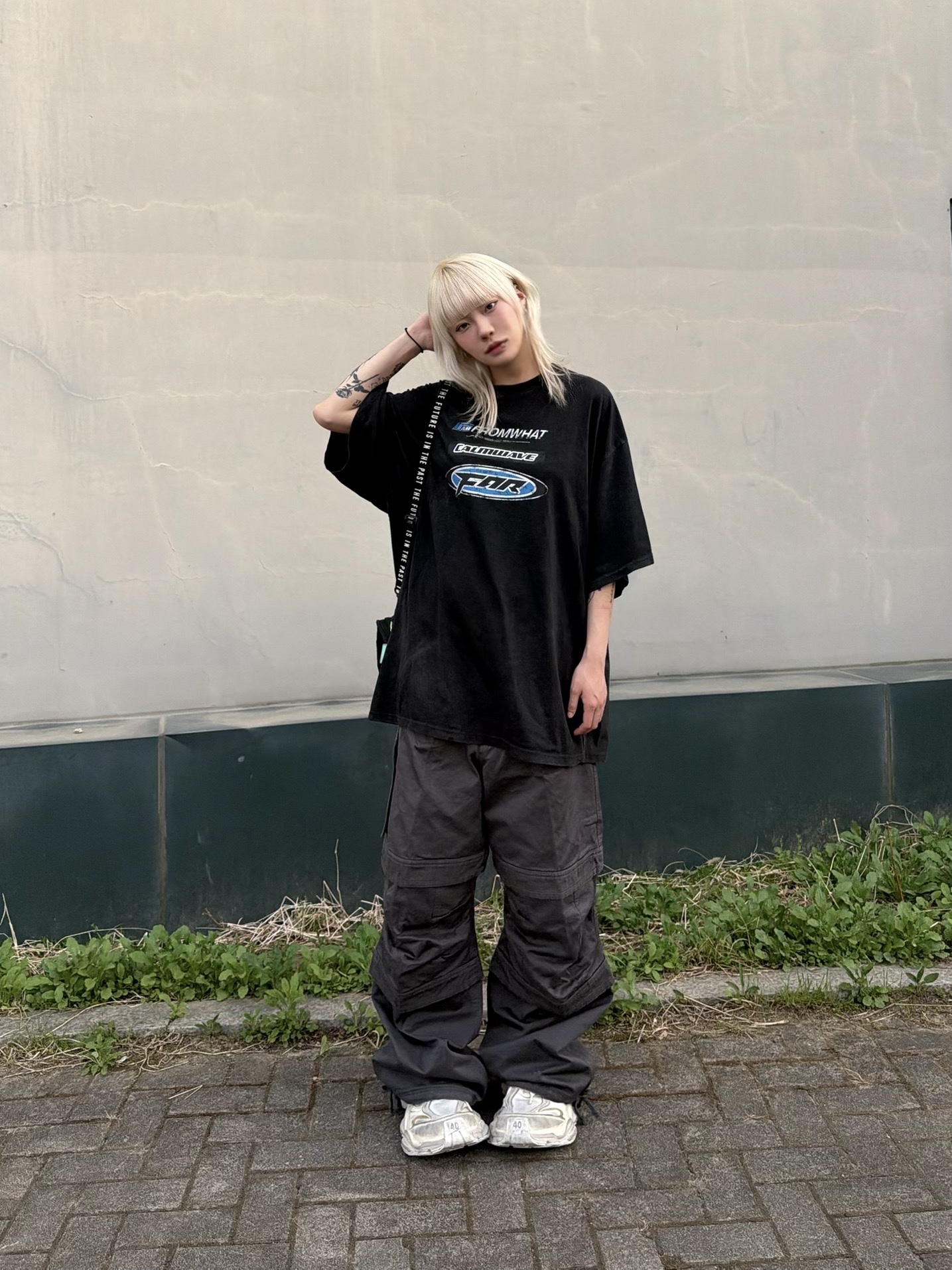 Farfromwhat Far Washed Logo T-Shirt Black, Farfromwhat Far Layered Work Pants Charcoal 착용 스타일 - 2