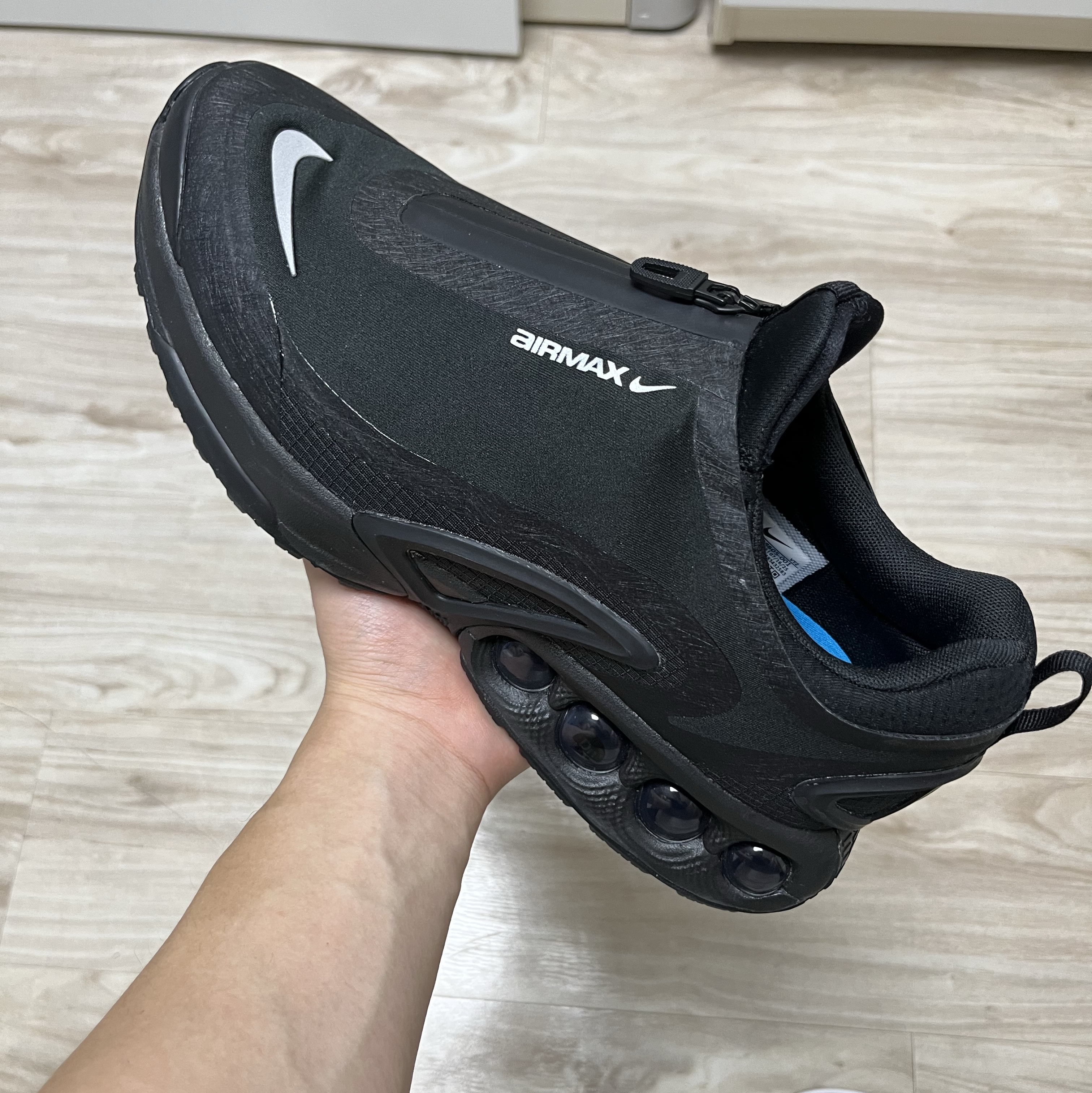 Nike Air Max Dn Roam Black Metallic Silver 착용 스타일 - 1