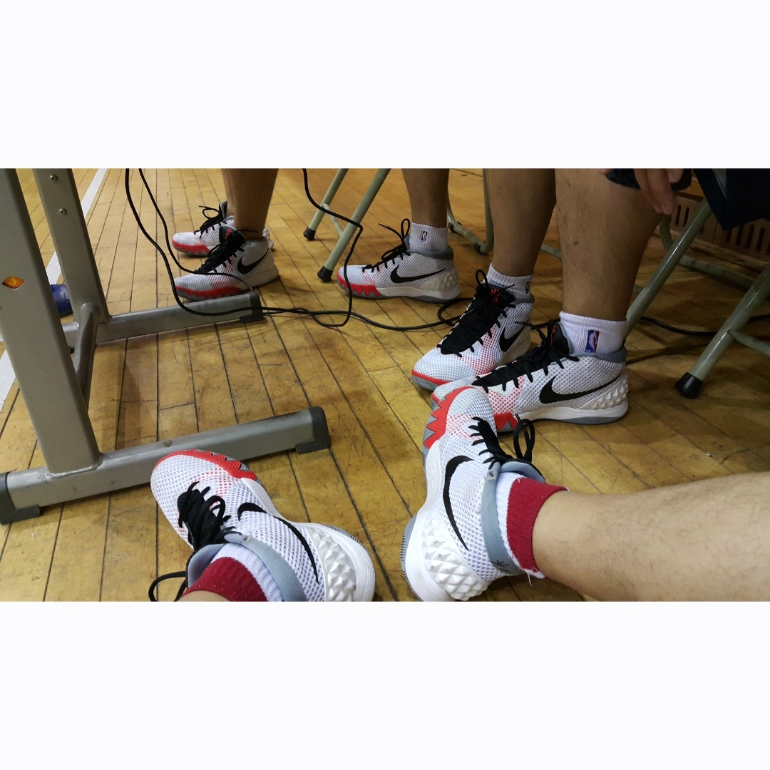 Nike Kyrie 1 White Infrared 착용 스타일