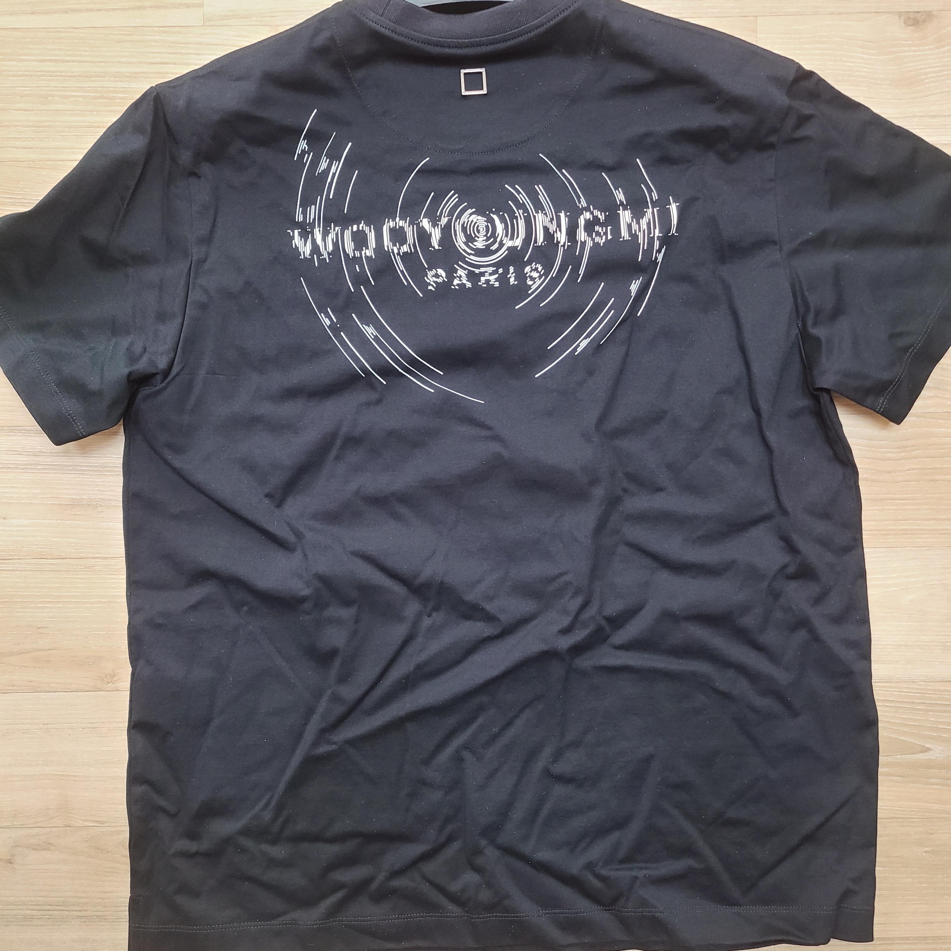 Wooyoungmi Wave Graphic Back Logo T-Shirt Black - 24FW 착용 스타일 - 2