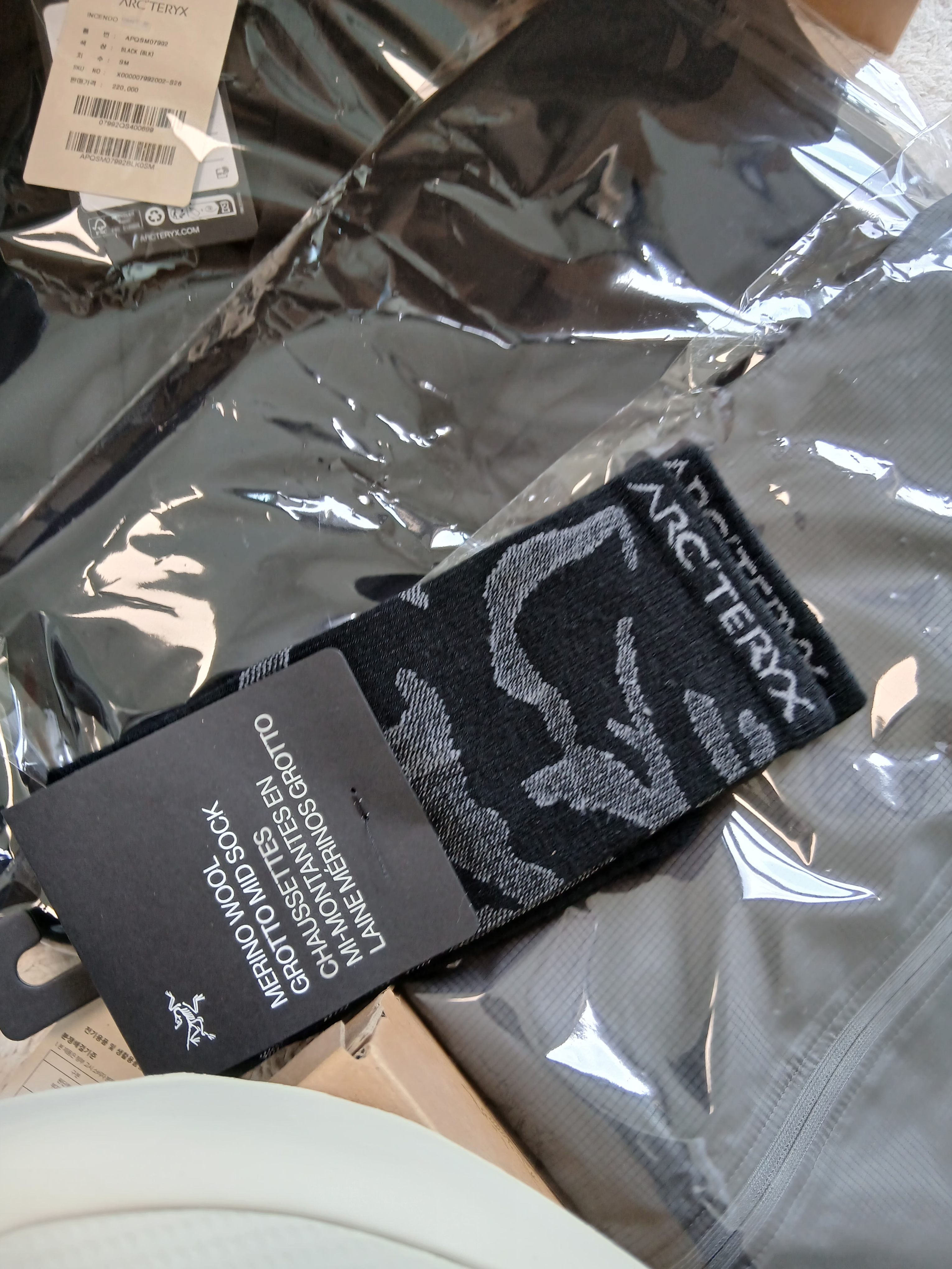 Arc'teryx Merino Wool Grotto Mid Sock Black Graphite 착용 스타일 - 2