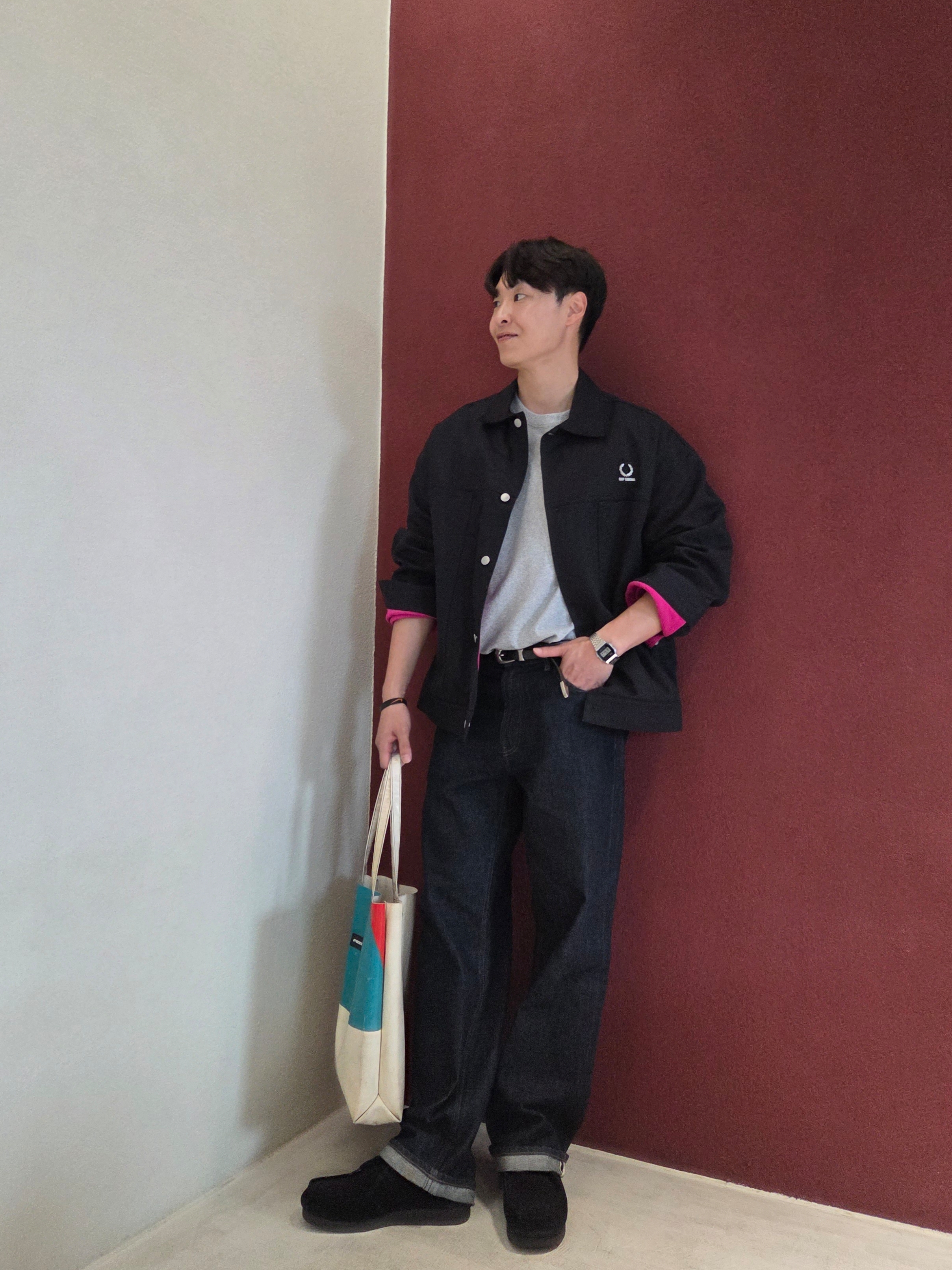 Uniqlo x JW Anderson Bi-Color T-Shirt Grey, Uniqlo x JW Anderson Selvedge Straight Jeans Navy 착용 스타일 - 2