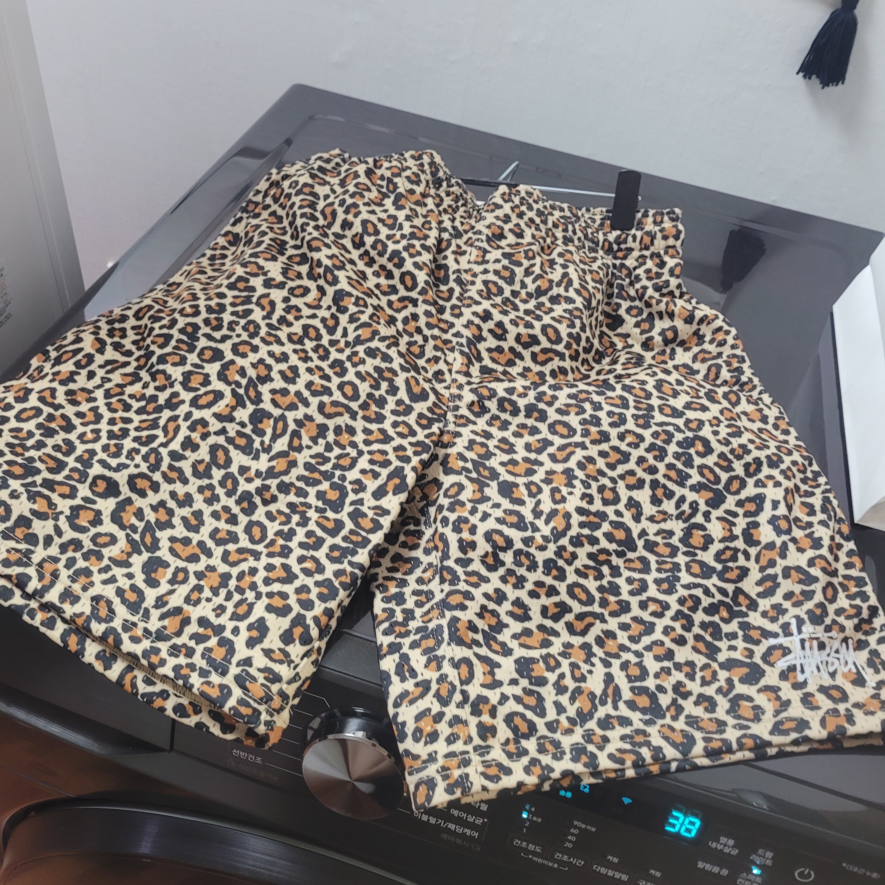 Stussy Basic Mesh Shorts Leopard 착용 스타일