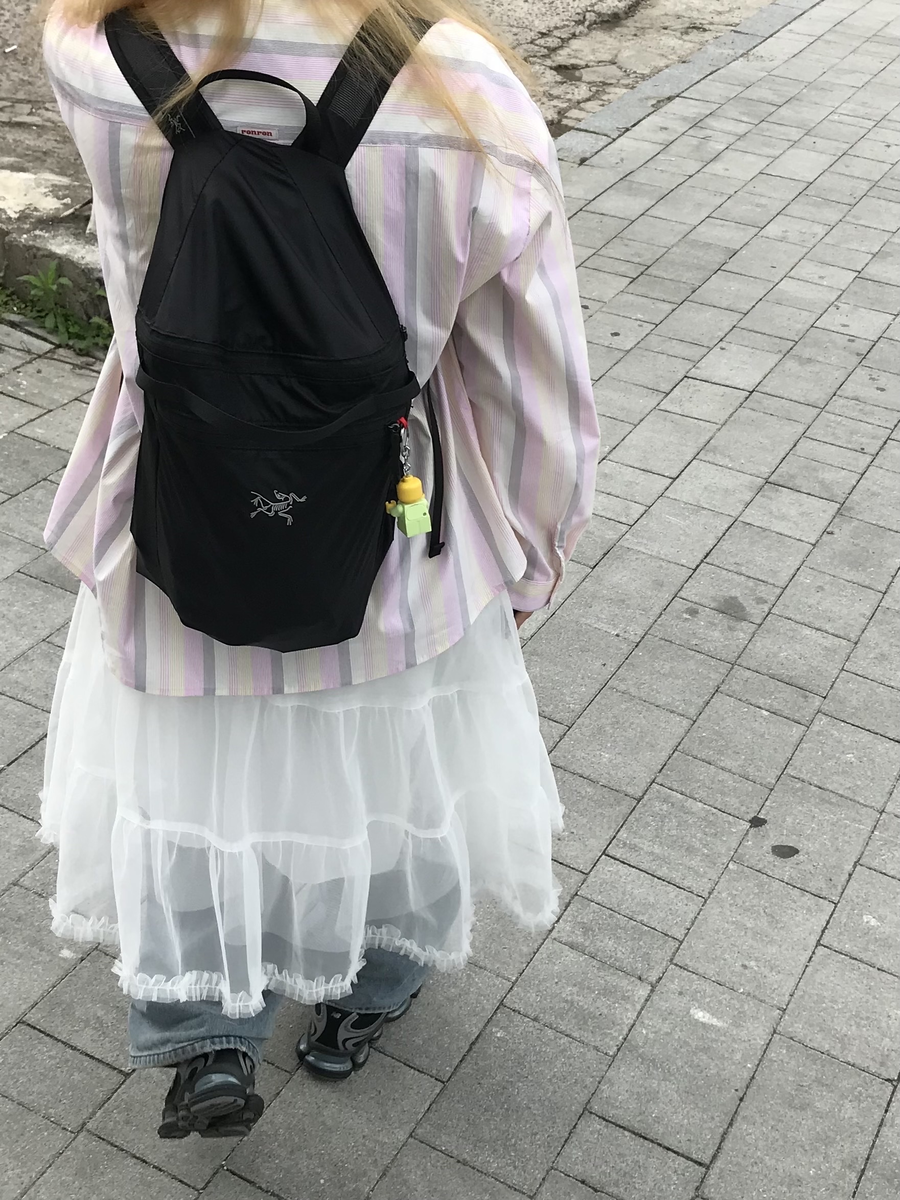 Arc'teryx Heliad 15 Backpack Black, Tamagotchi x Uniqlo UT Original Tamagotchi White 착용 스타일 - 4