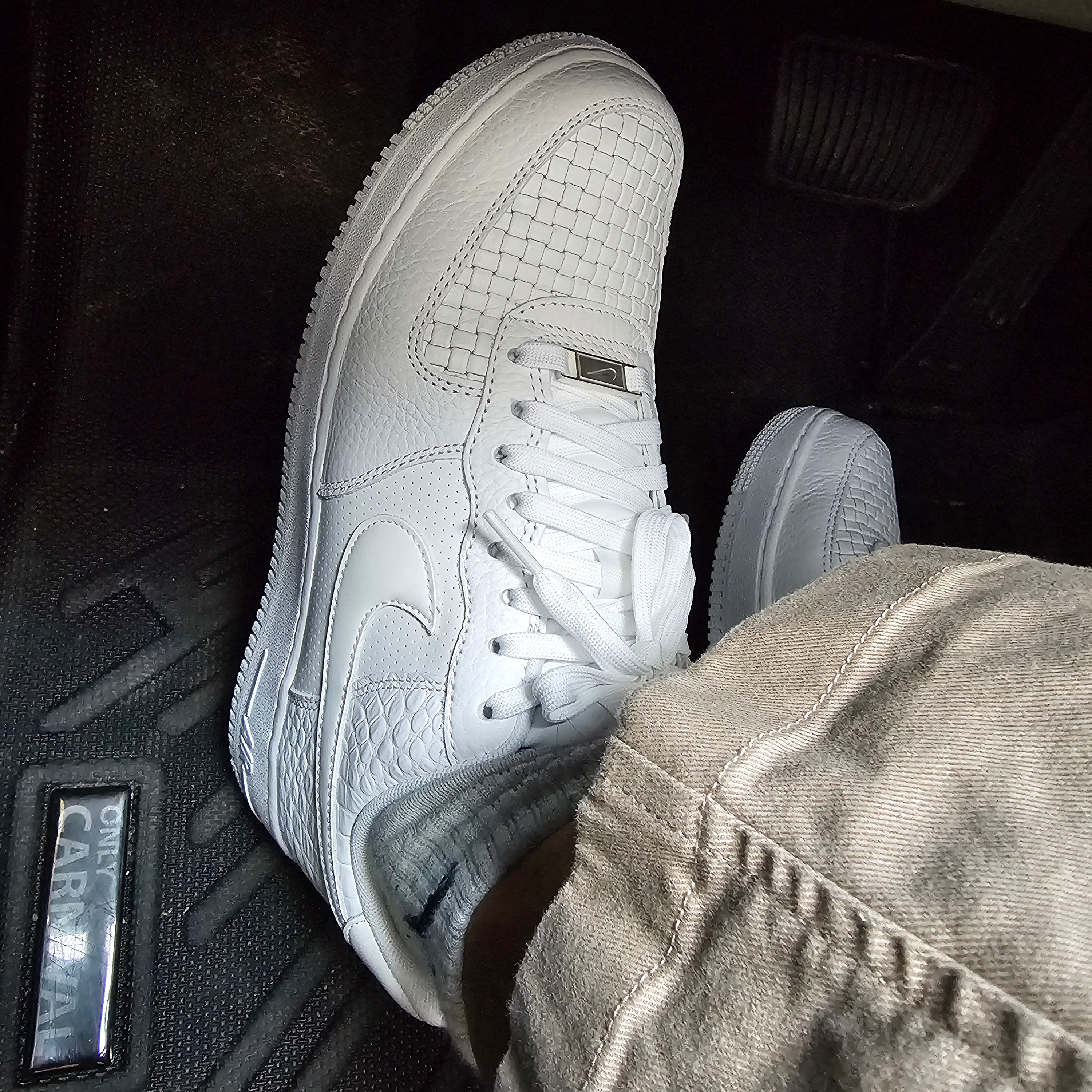 Nike Air Force 1 ’07 LX White 착용 스타일