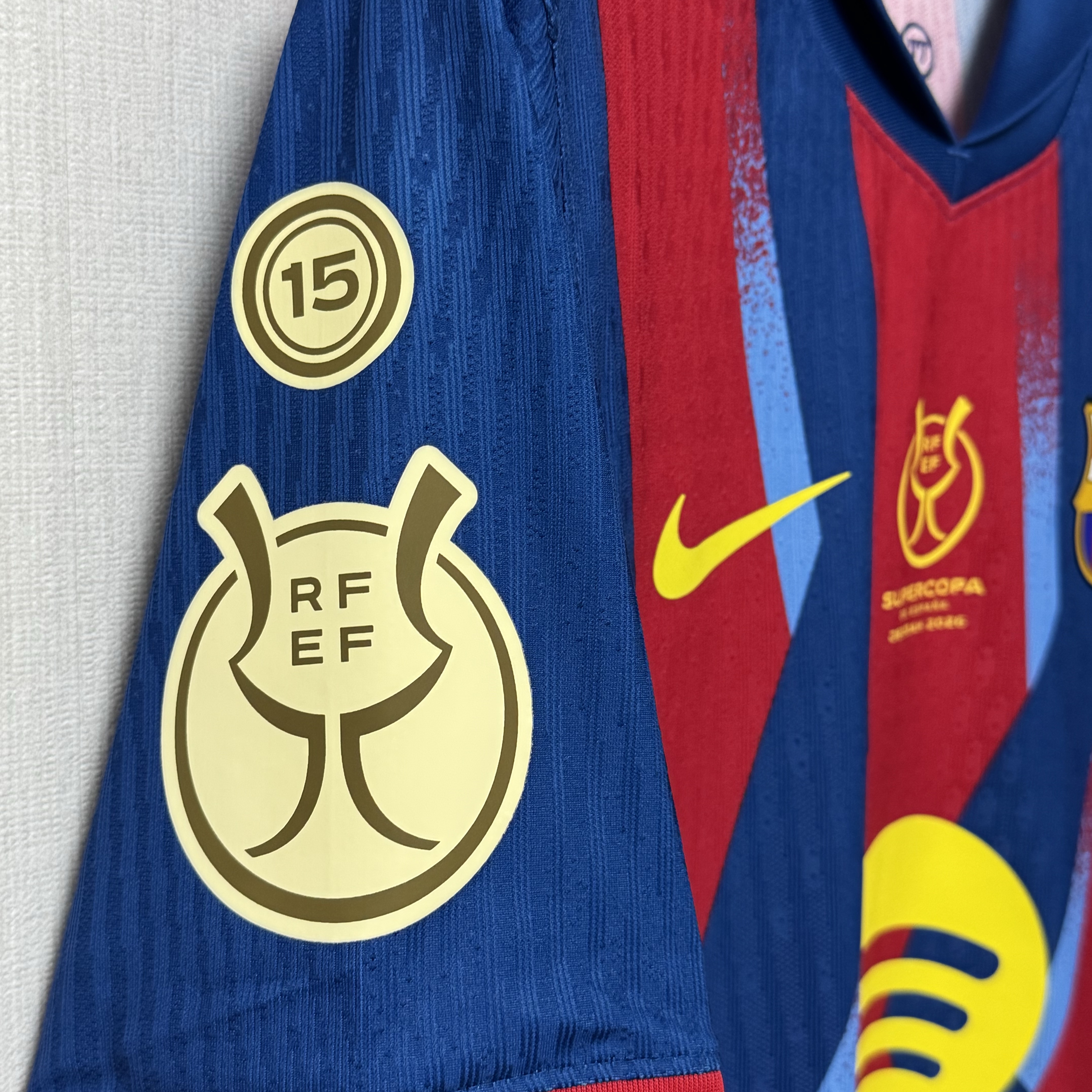 Nike FC Barcelona 2025/26 Stadium Fourth Dri-Fit Soccer Replica Jersey Gym Blue Salsa Red (Non Marking Ver.) 착용 스타일 - 3