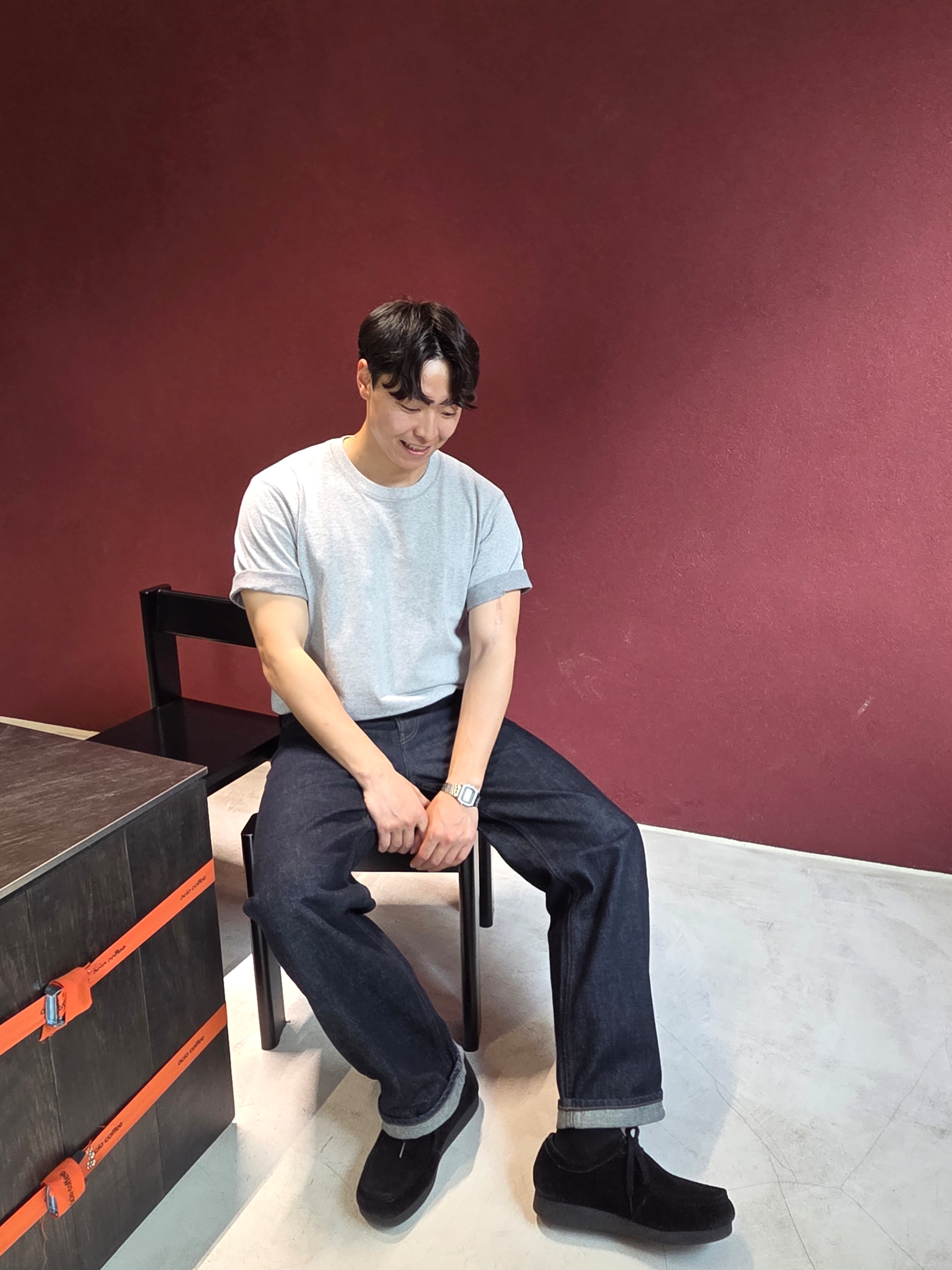 Uniqlo x JW Anderson Bi-Color T-Shirt Grey, Uniqlo x JW Anderson Selvedge Straight Jeans Navy 착용 스타일 - 7
