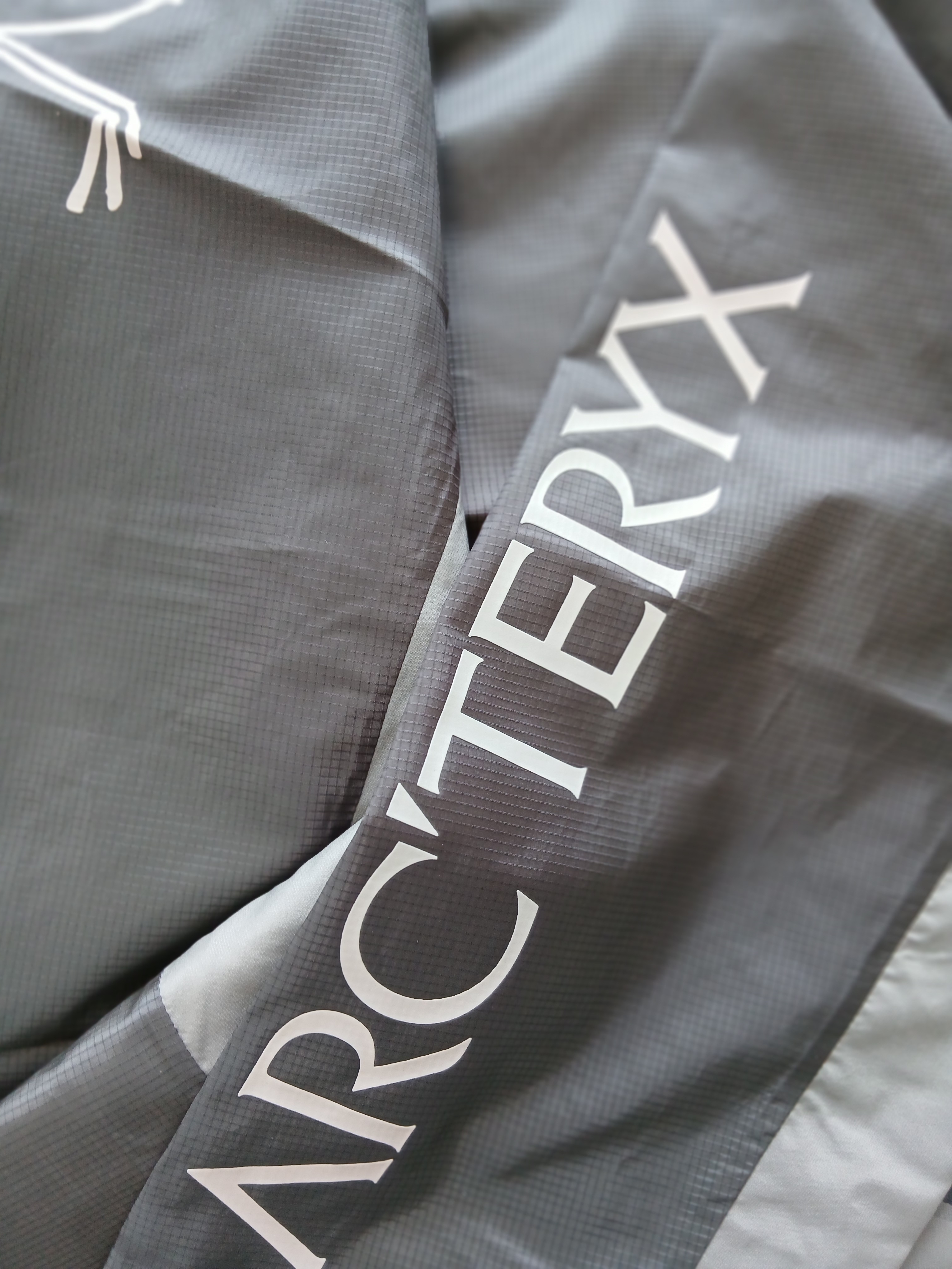 Arc'teryx Norvan Windshell Hoody Cloud Void 착용 스타일 - 7