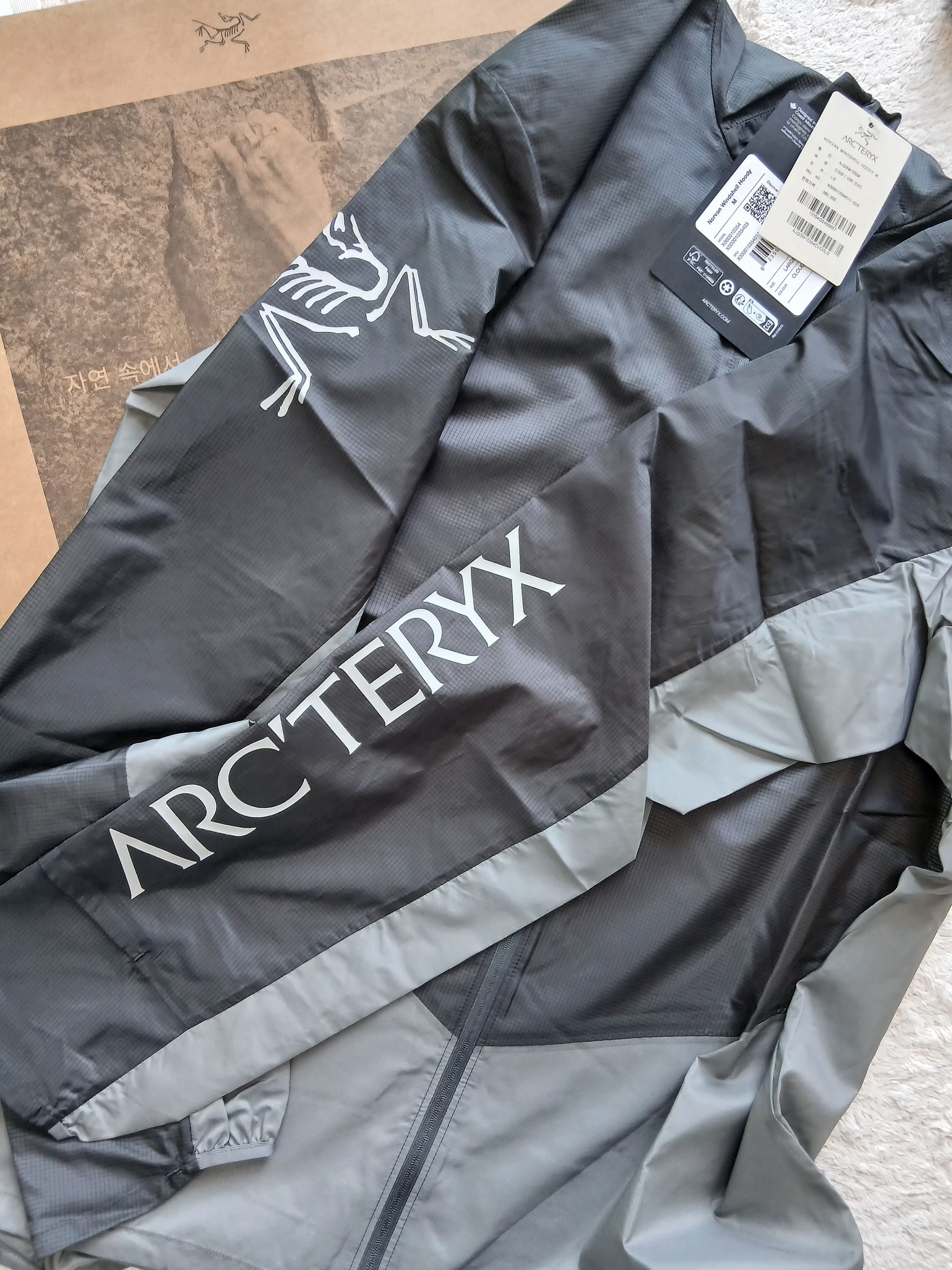 Arc'teryx Norvan Windshell Hoody Cloud Void 착용 스타일 - 1