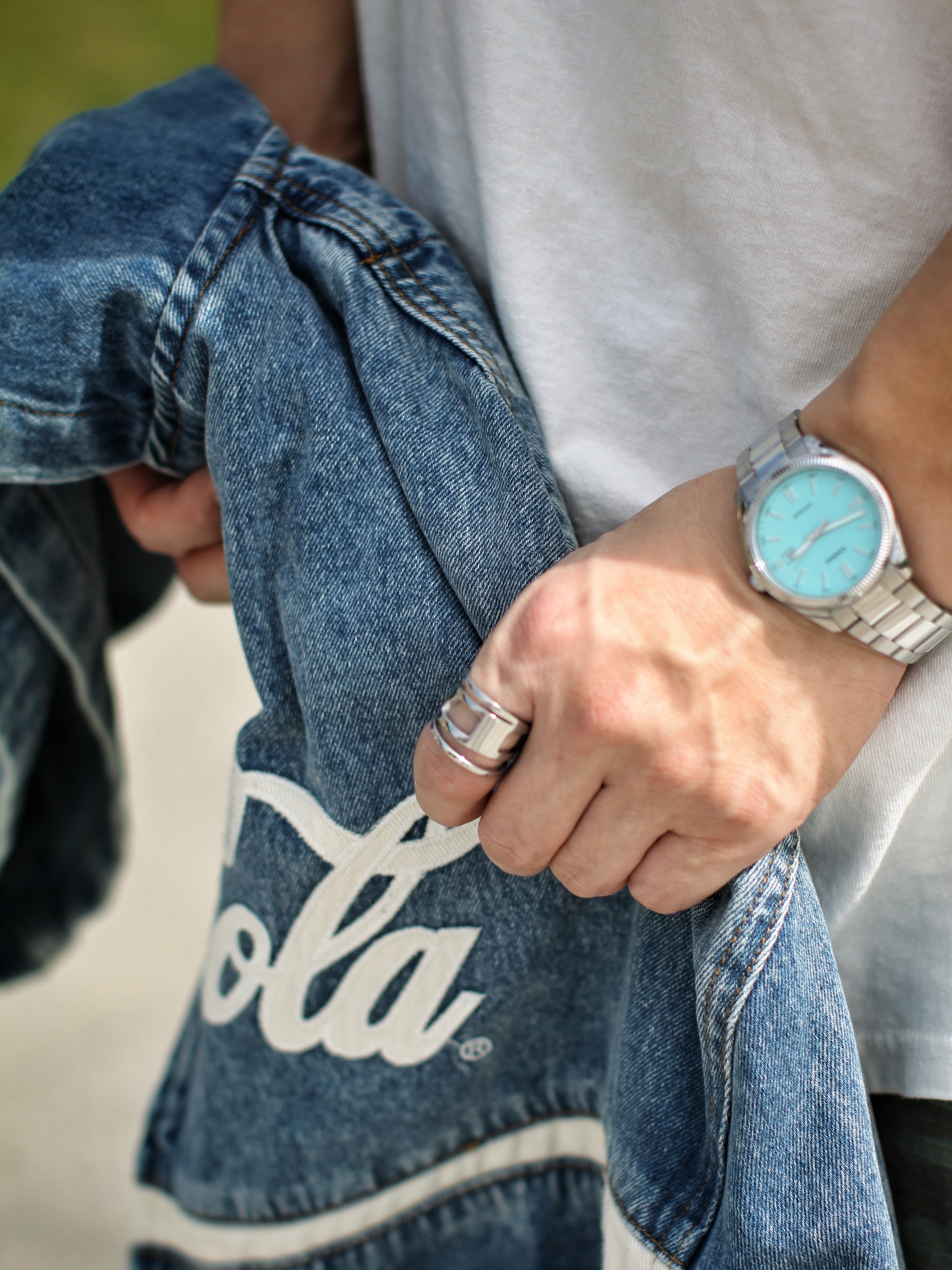SPORT CHAMBER x Coca-Cola Denim Hood Jumper Blue, Stussy Any Angle Pigment Dyed T-Shirt Natural 착용 스타일 - 2
