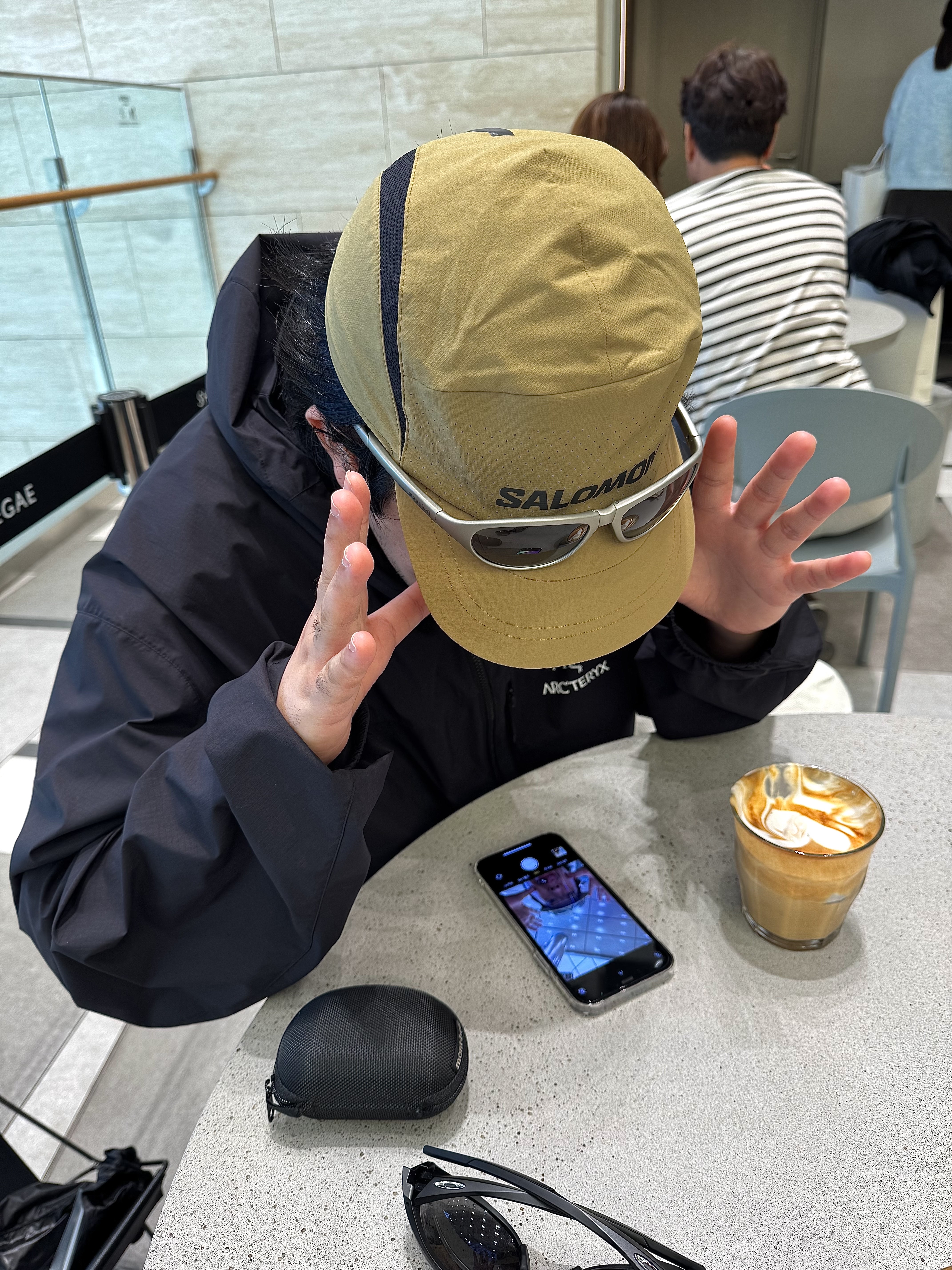 Salomon Trail Grit Mesh Cap Light Khaki, Oakley Eye Jacket Redux Matte Black Frame Prizm Grey Lenses High Bridge Fit 착용 스타일 - 3