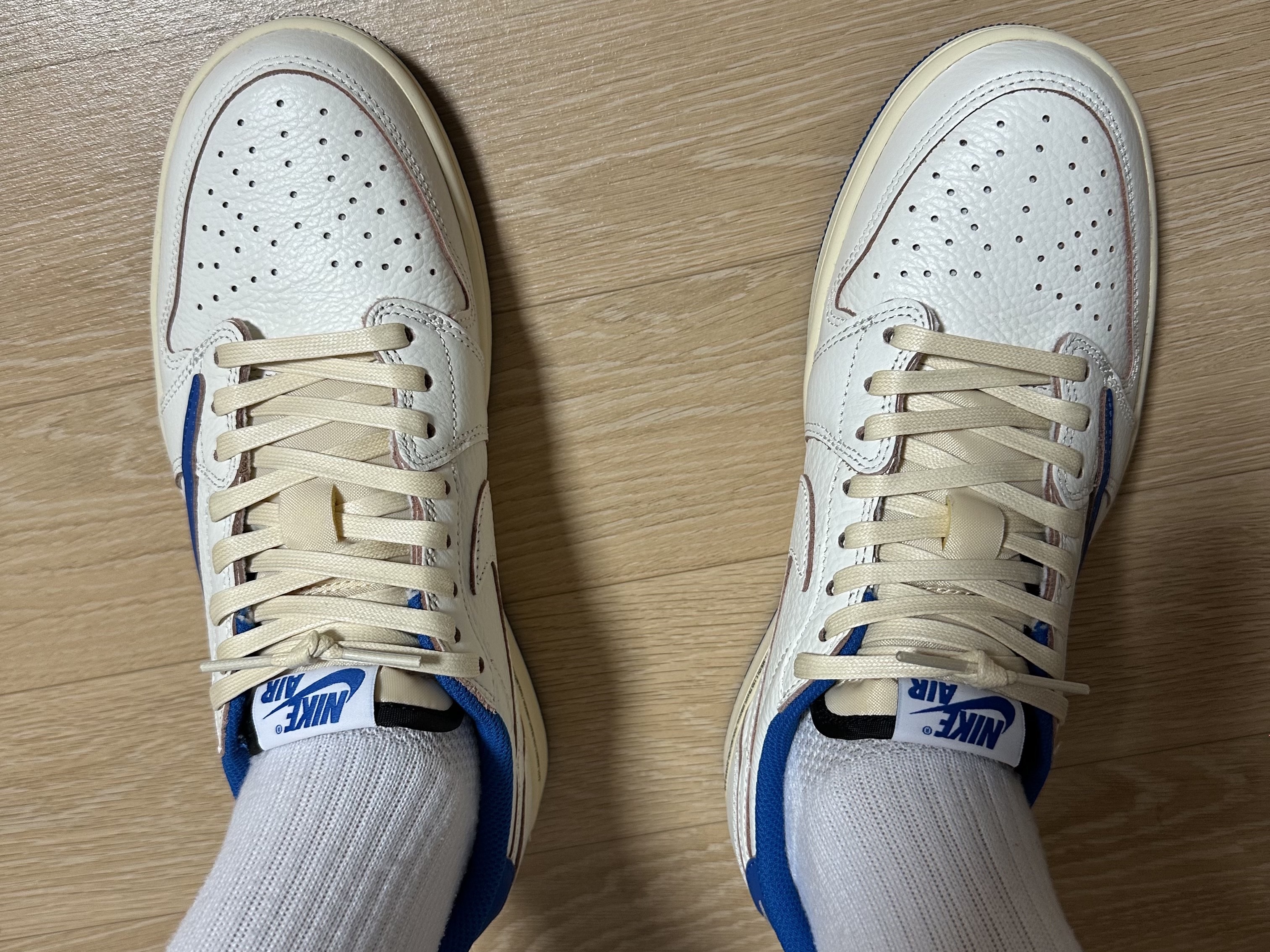Jordan 1 x Travis Scott x Fragment Retro Low OG SP Sail Military Blue, Jordan 1 x Travis Scott Retro Low OG SP Reverse Olive 착용 스타일 - 1