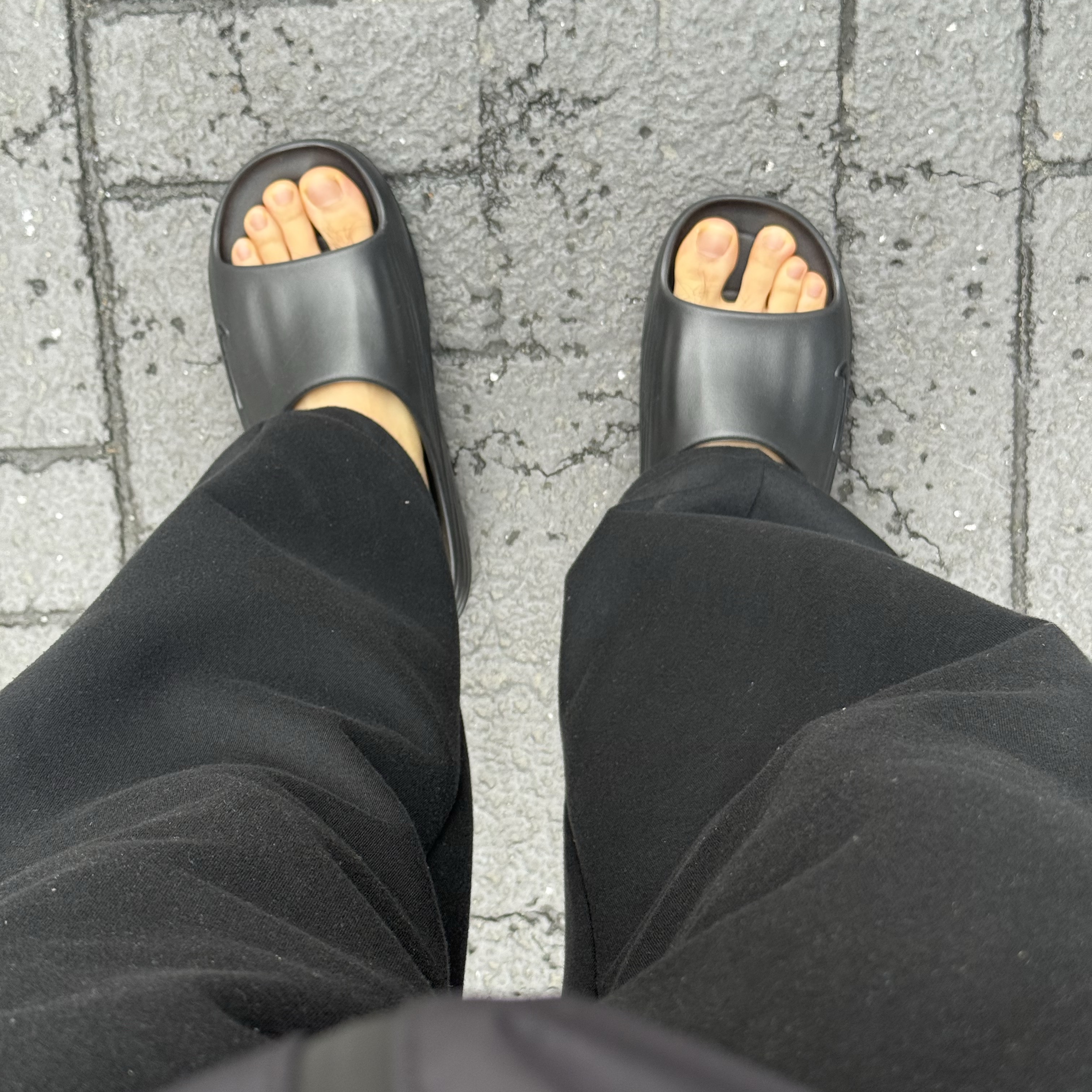 Nike ReactX Rejuven8 Slide Black 착용 스타일 - 3