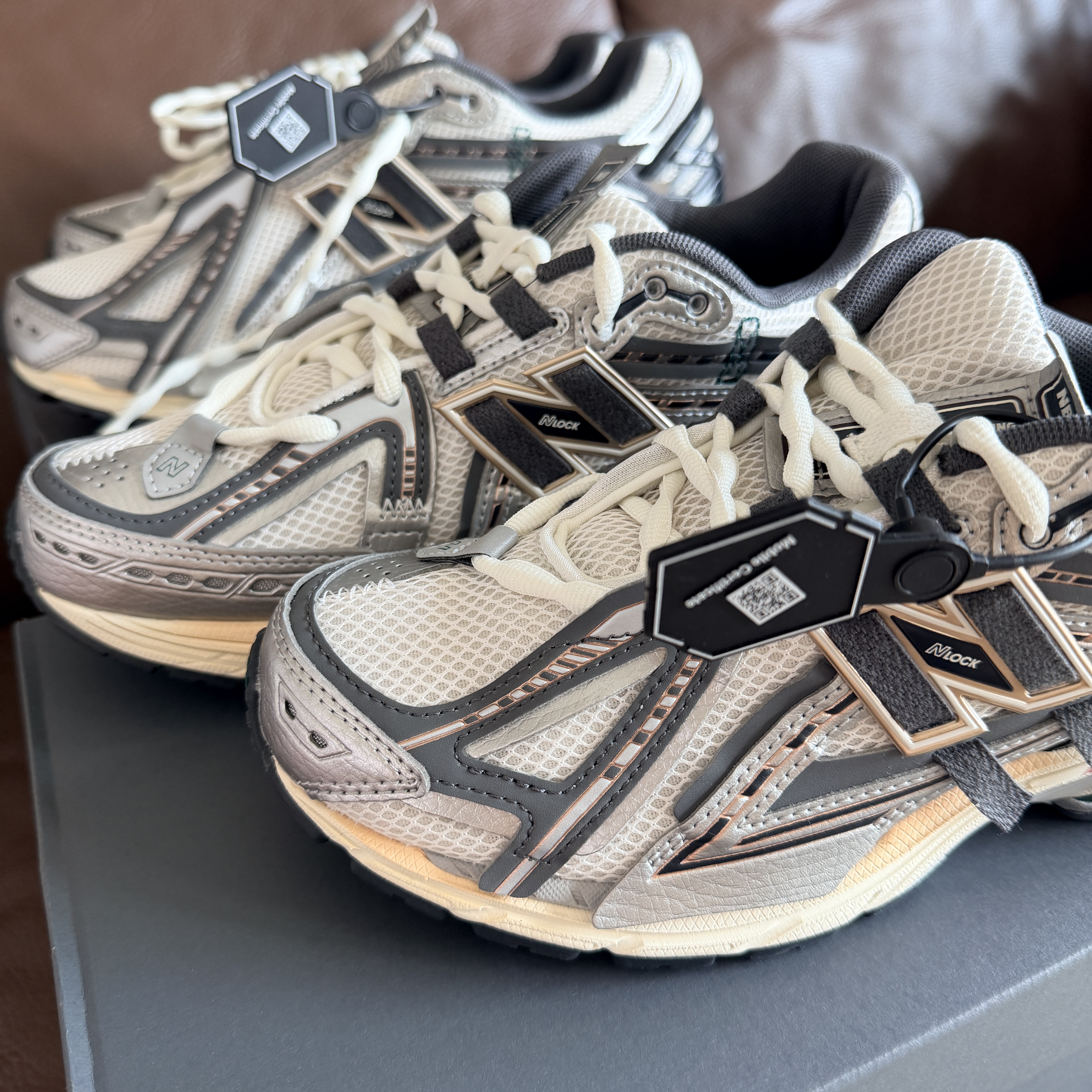 New Balance 1906A Silver Metallic Castlerock 착용 스타일 - 5