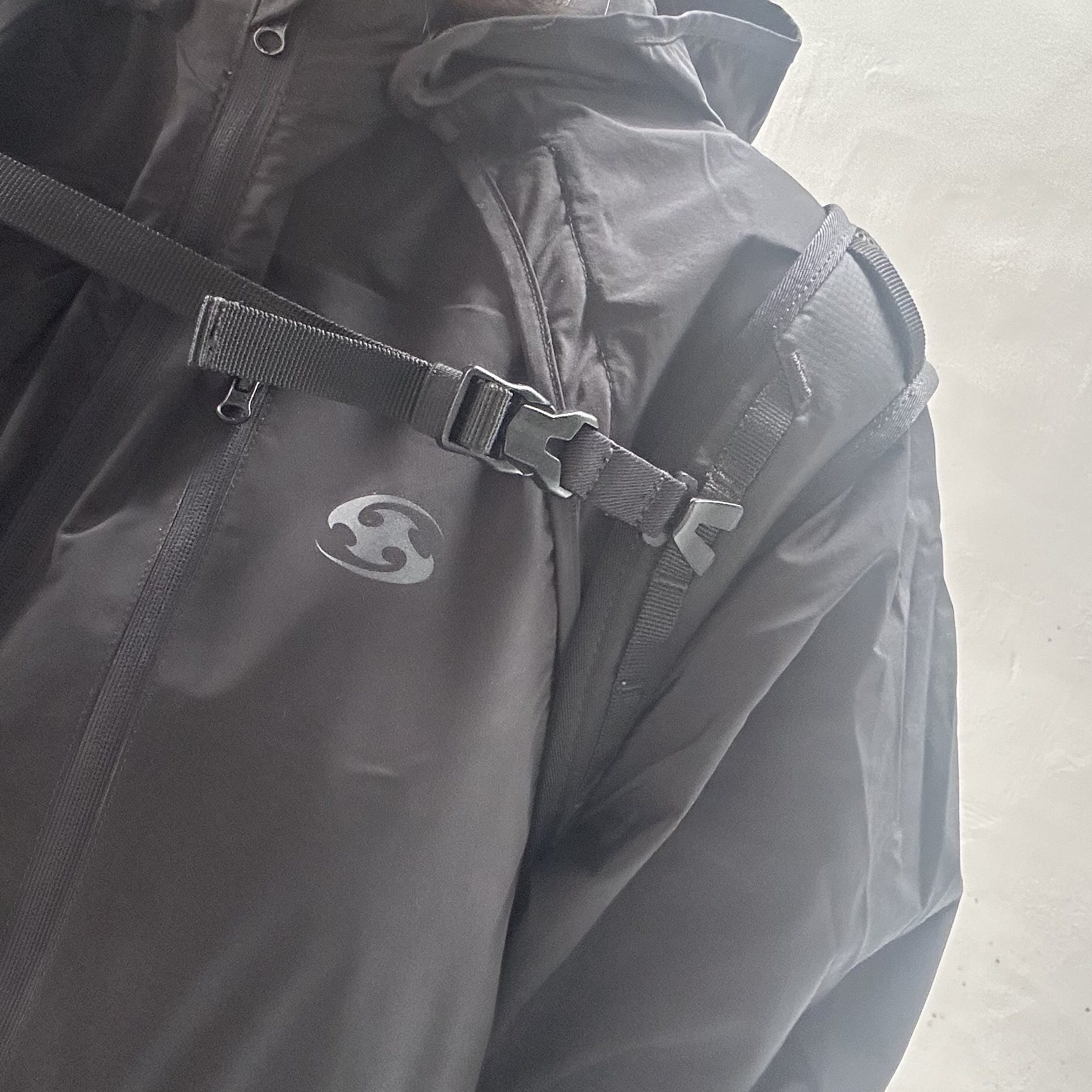 Salomon Link 6 Panel Cap Black, Montbell Trekking Glasses Silver Metallic Light Grey 착용 스타일 - 2