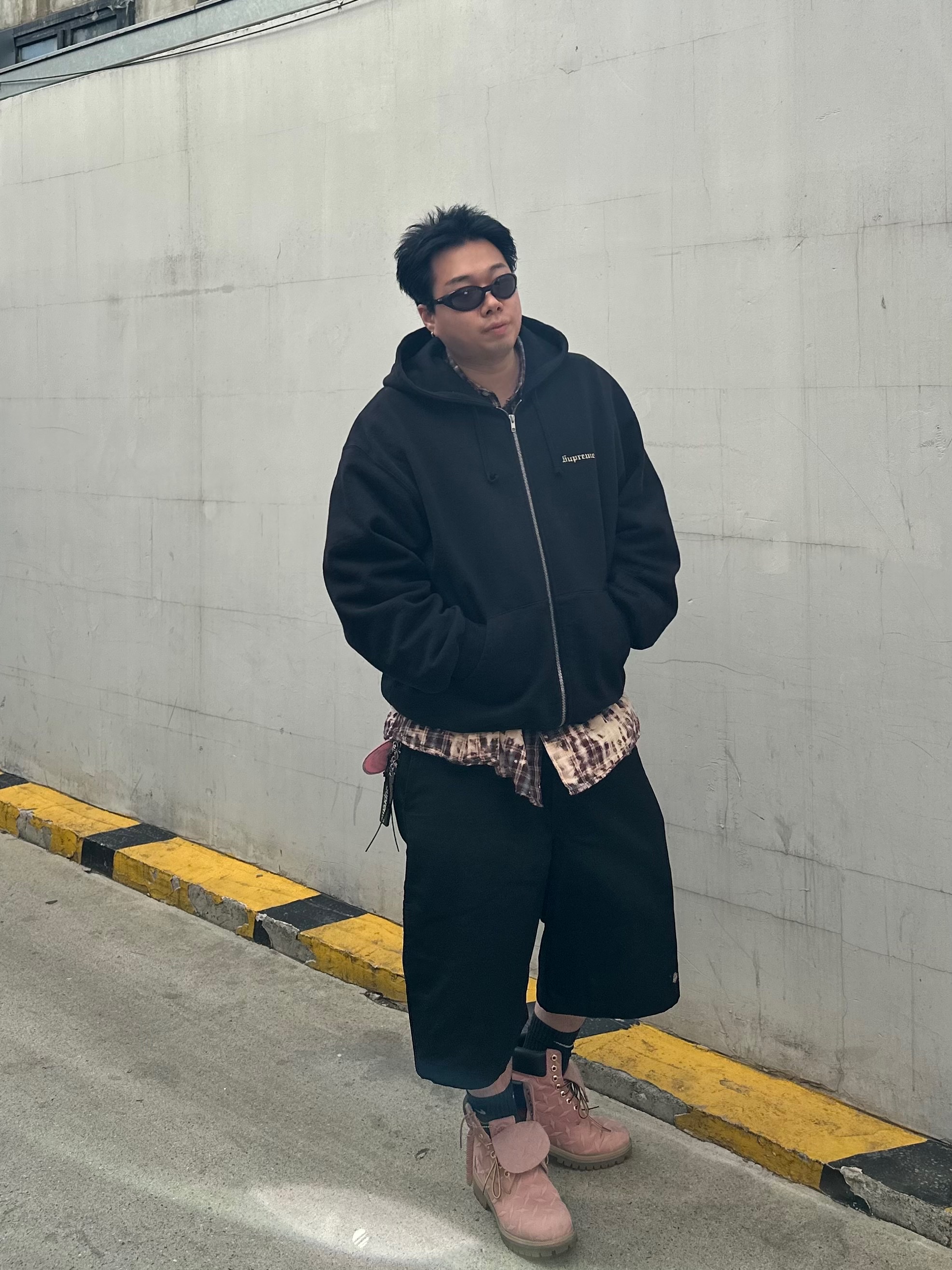 Supreme Crest Zip Up Hooded Sweatshirt Black - 25SS, Oakley Eye Jacket Redux Matte Black Frame Prizm Grey Lenses High Bridge Fit 착용 스타일 - 2
