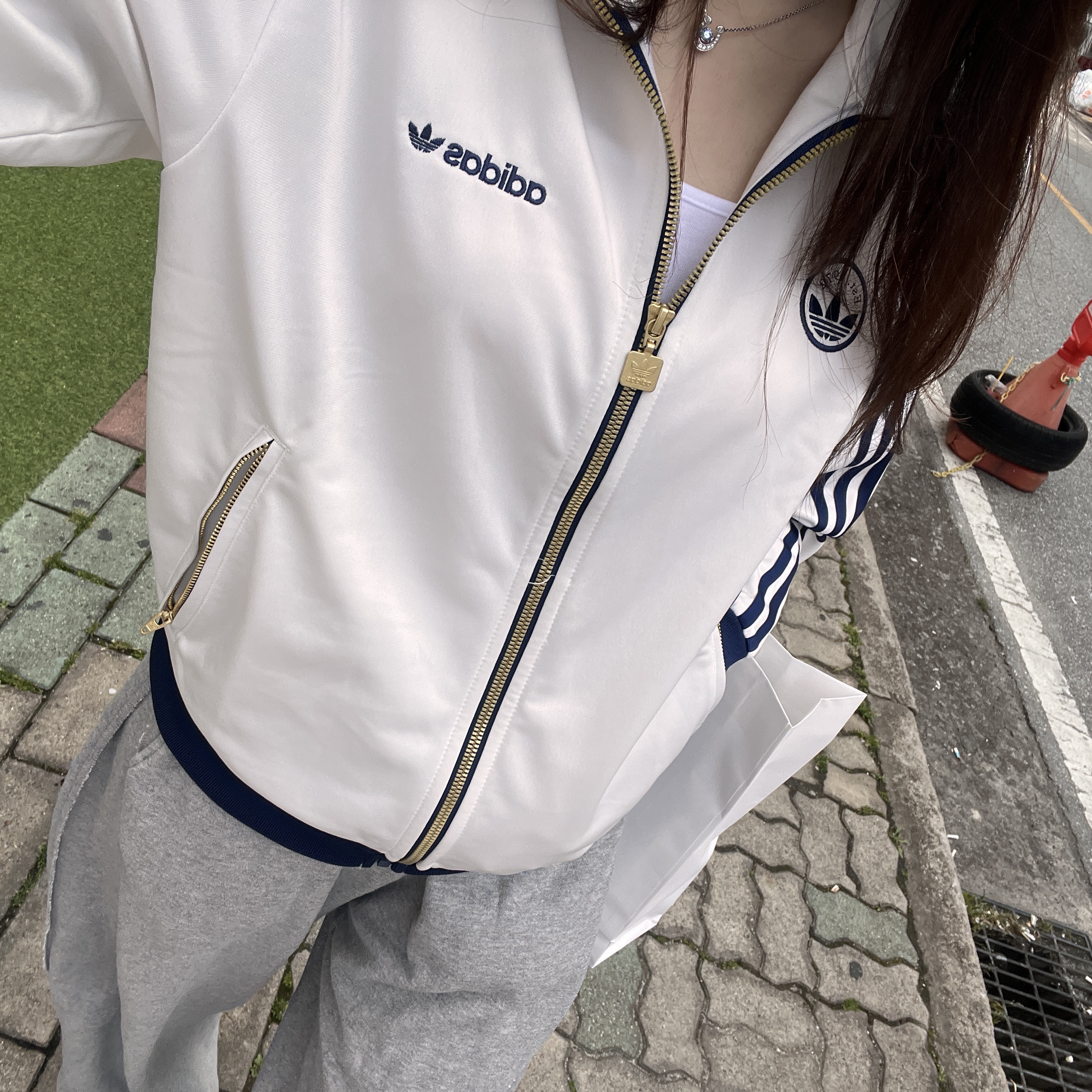 (W) Adidas Firebird Badge Track Top Cloud White - KR Sizing 착용 스타일 - 2